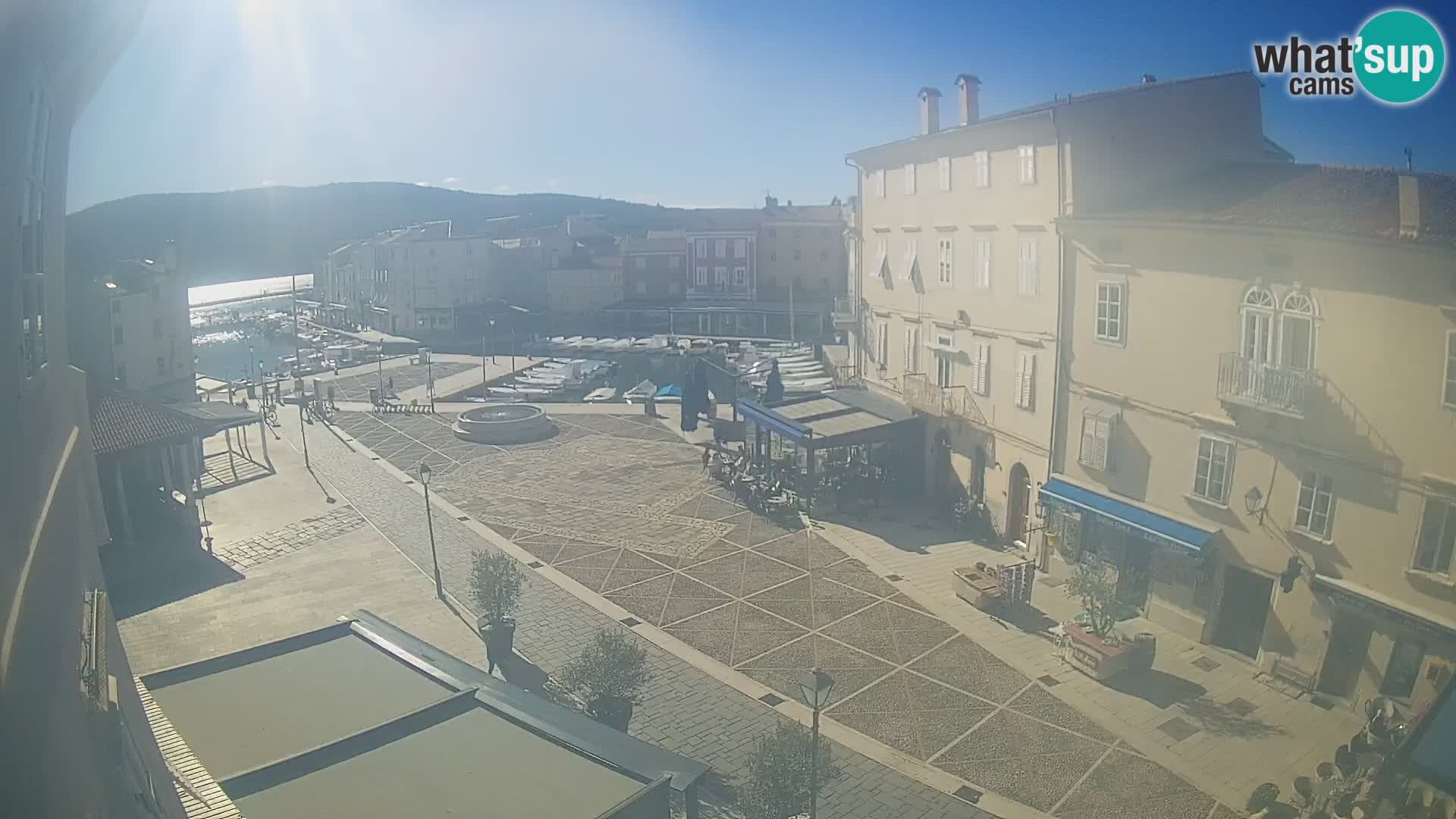 V ŽIVO spletna kamera Cres mesto – glavni trg in “mandrač” – otok Cres – Hrvaška