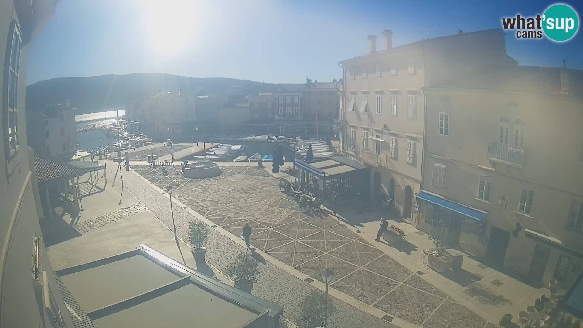Kamera v ŽIVO Cres mesto – glavni trg in “mandrač” – otok Cres – Hrvaška