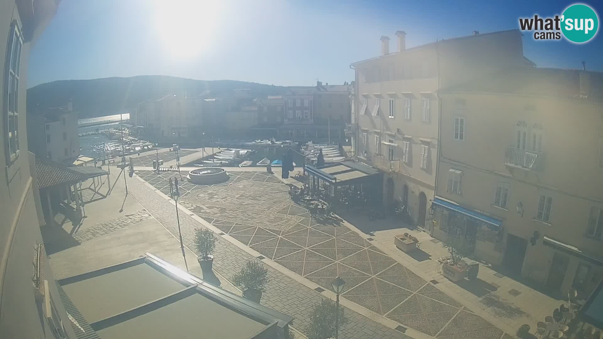 V ŽIVO spletna kamera Cres mesto – glavni trg in “mandrač” – otok Cres – Hrvaška