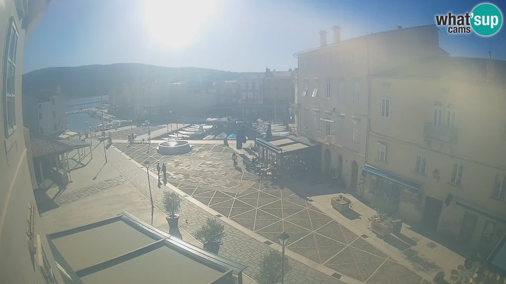 Cámara en vivo ciudad de Cres – plaza principal y “mandrač” – isla de Cres – Croacia