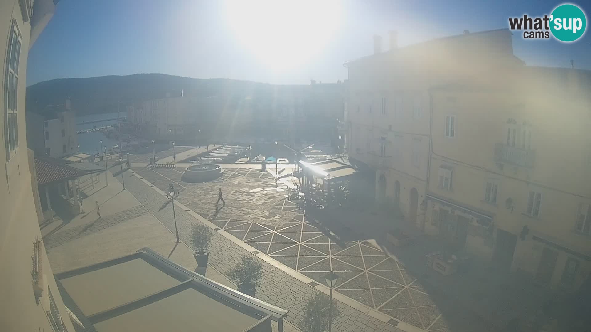 Web kamera Grad Cres – glavni trg i “mandrač” – otok Cres