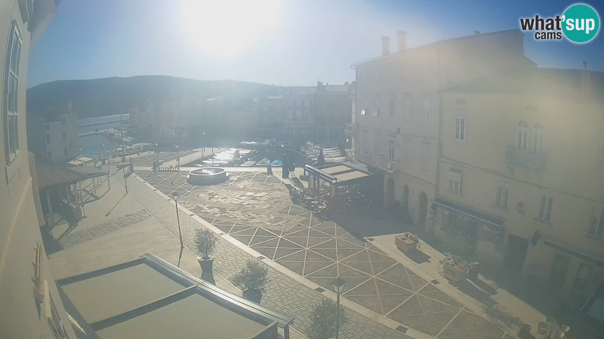 Web kamera Grad Cres – glavni trg i “mandrač” – otok Cres