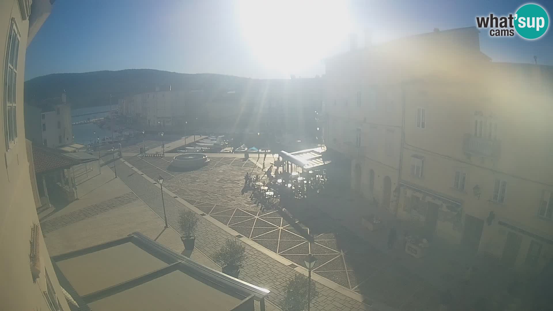 Web kamera Grad Cres – glavni trg i “mandrač” – otok Cres