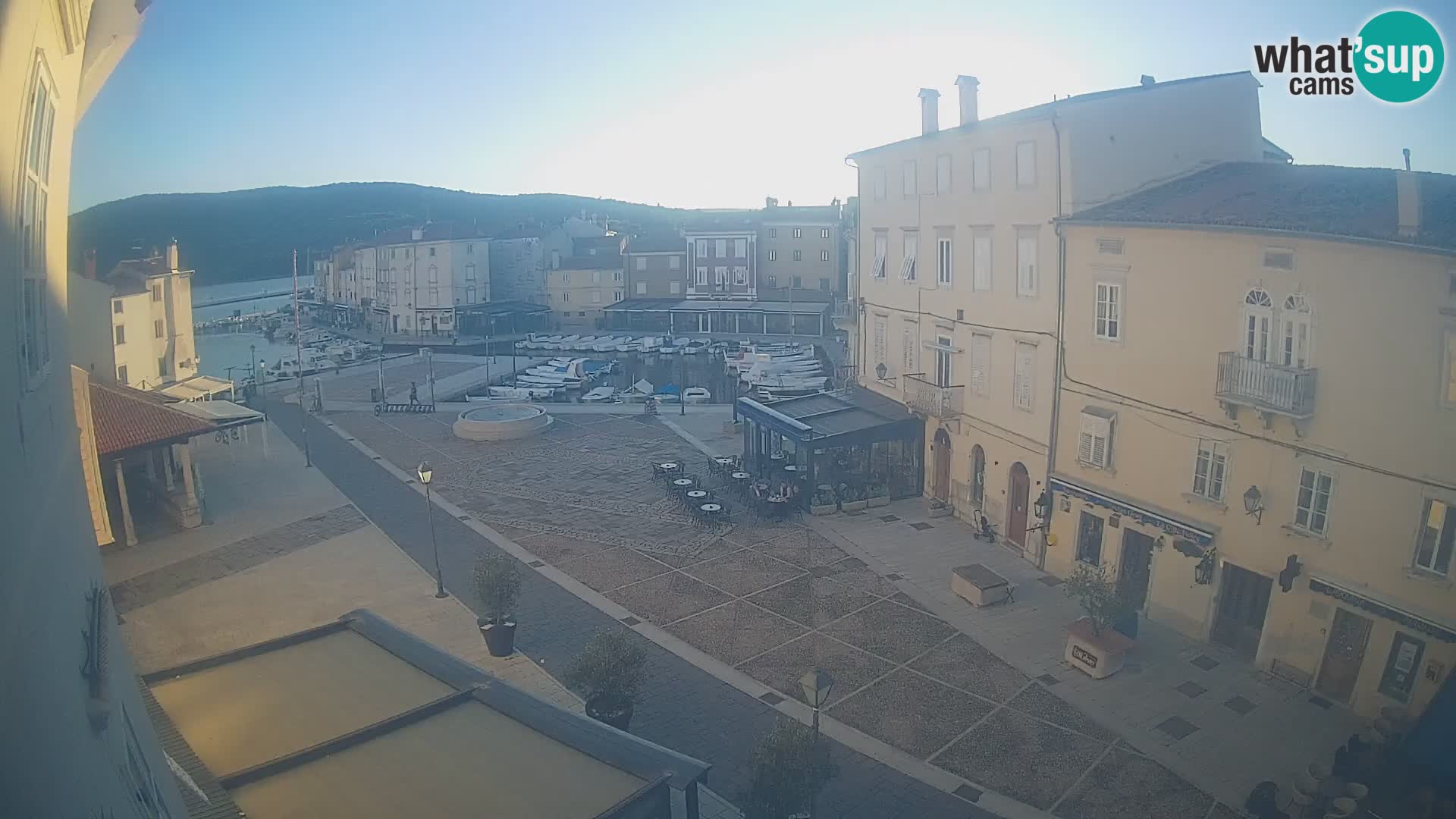LIVE cam Cres city – place principale et “mandrač” – île de Cres – Croatie