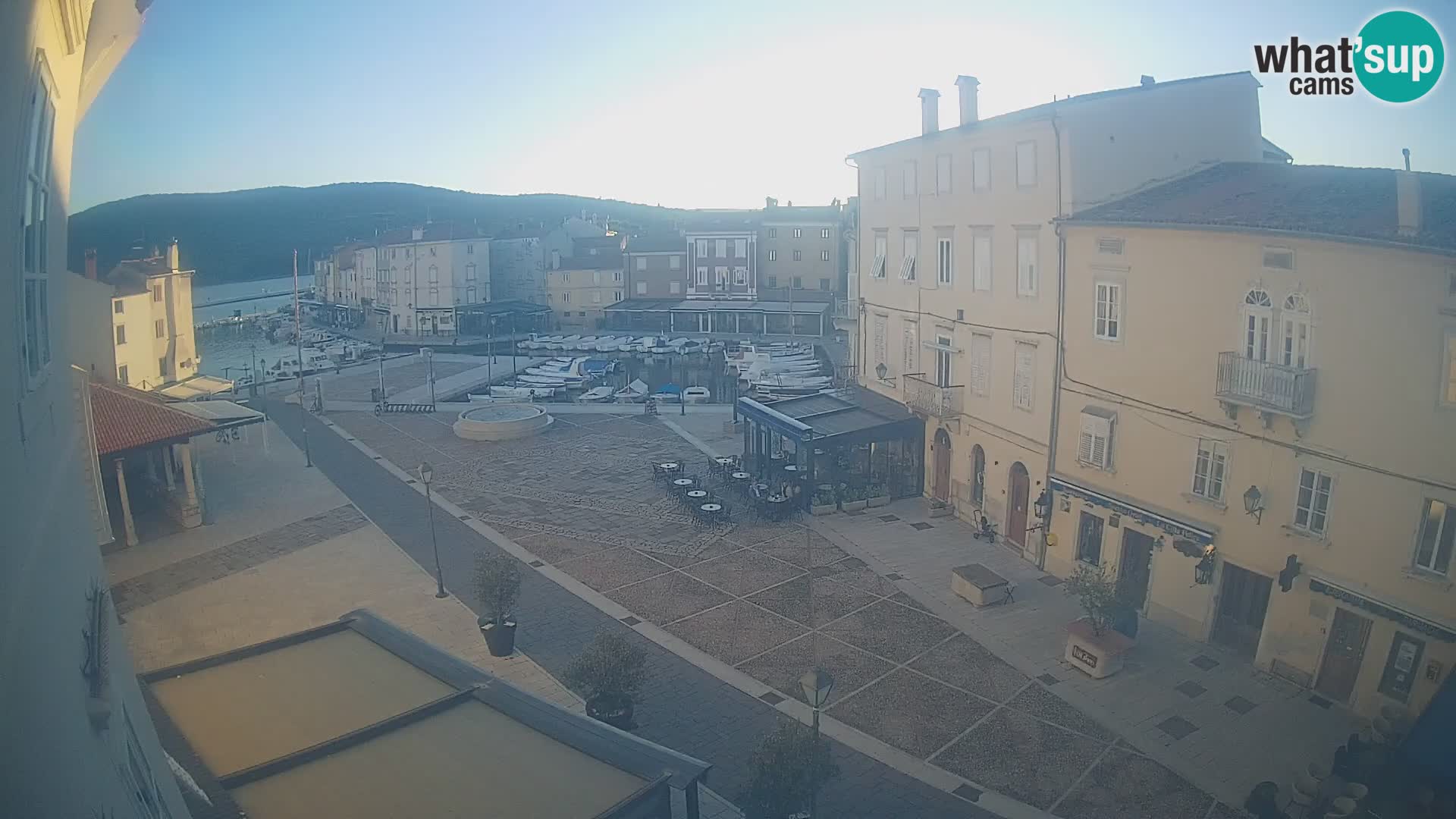 Cámara en vivo ciudad de Cres – plaza principal y “mandrač” – isla de Cres – Croacia