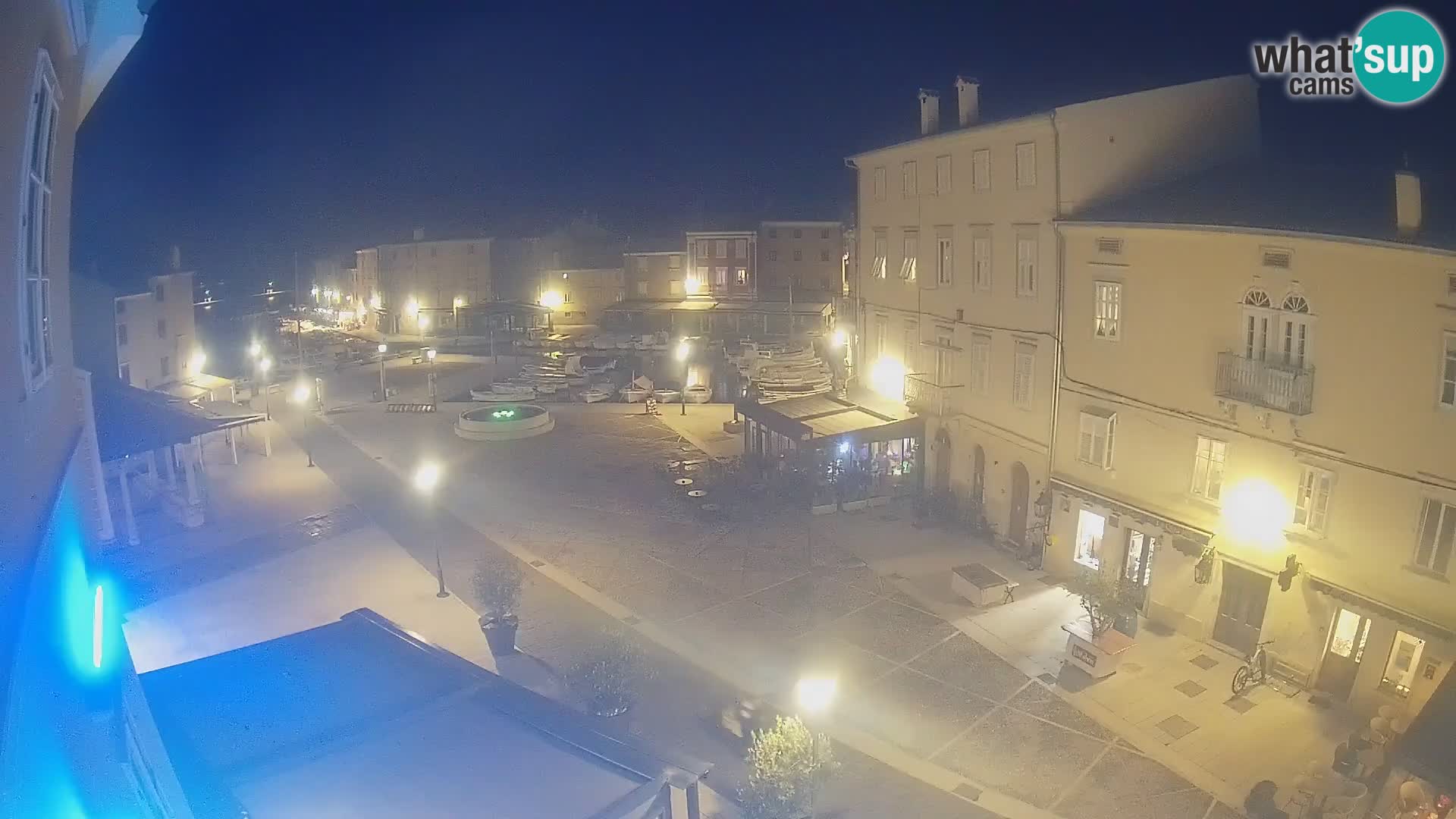 V ŽIVO spletna kamera Cres mesto – glavni trg in “mandrač” – otok Cres – Hrvaška