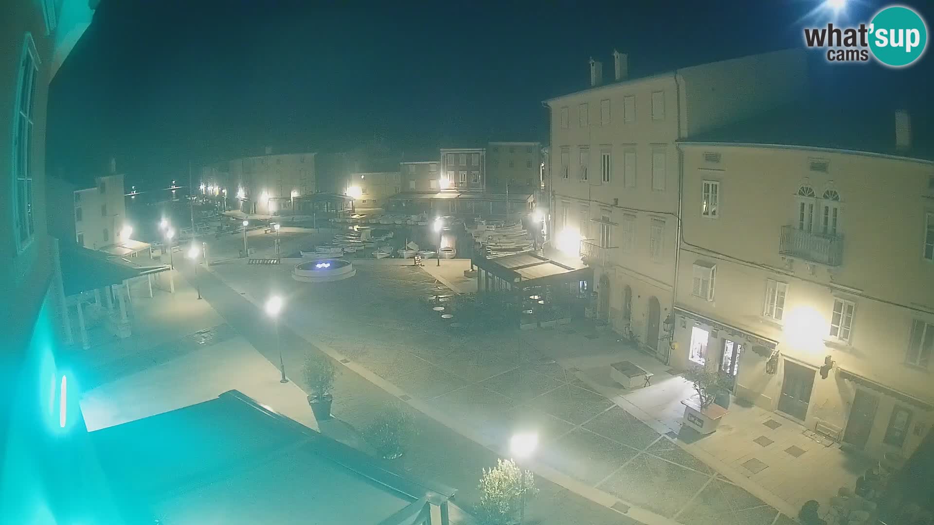 Web kamera Grad Cres – glavni trg i “mandrač” – otok Cres