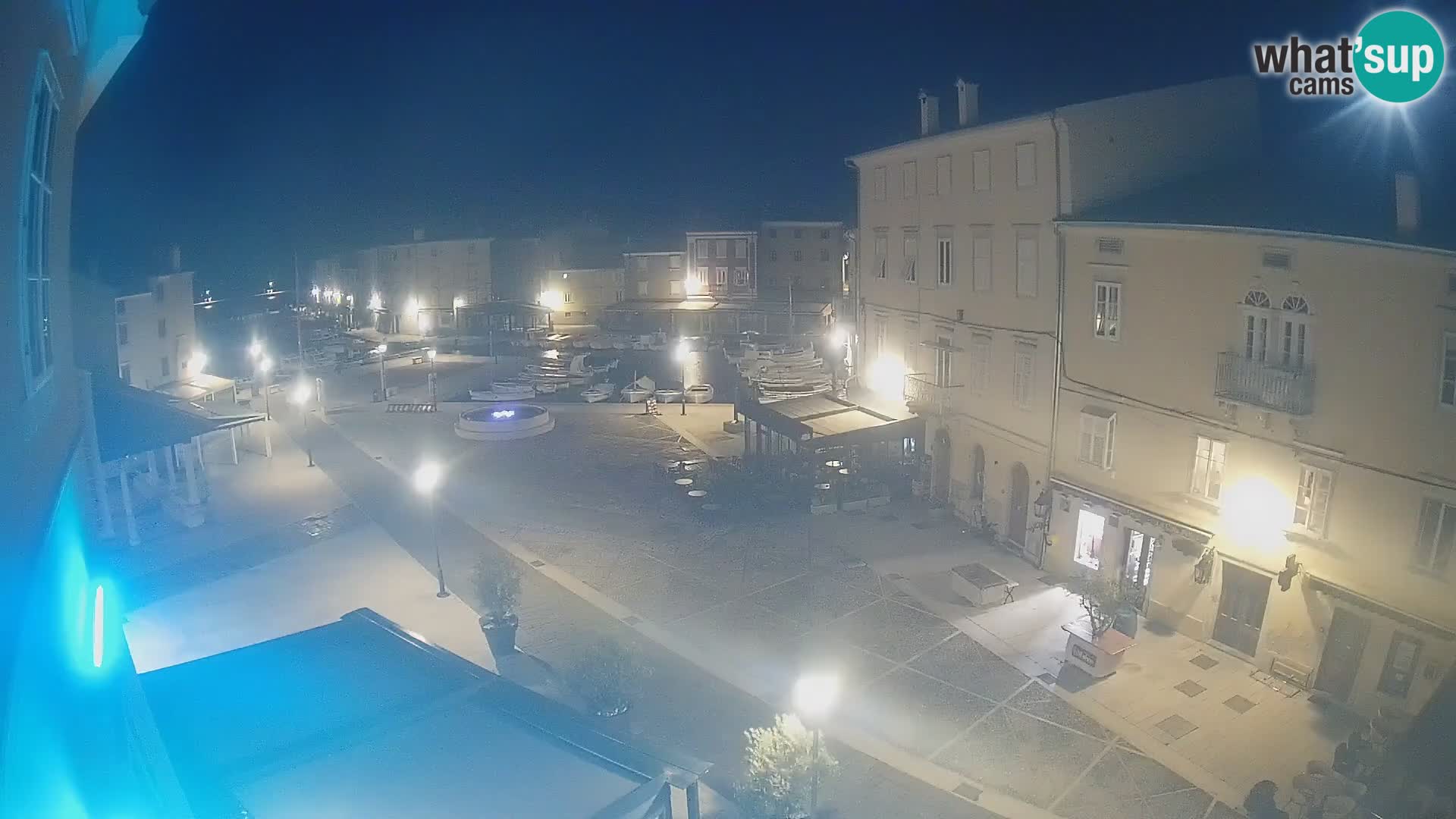 V ŽIVO spletna kamera Cres mesto – glavni trg in “mandrač” – otok Cres – Hrvaška