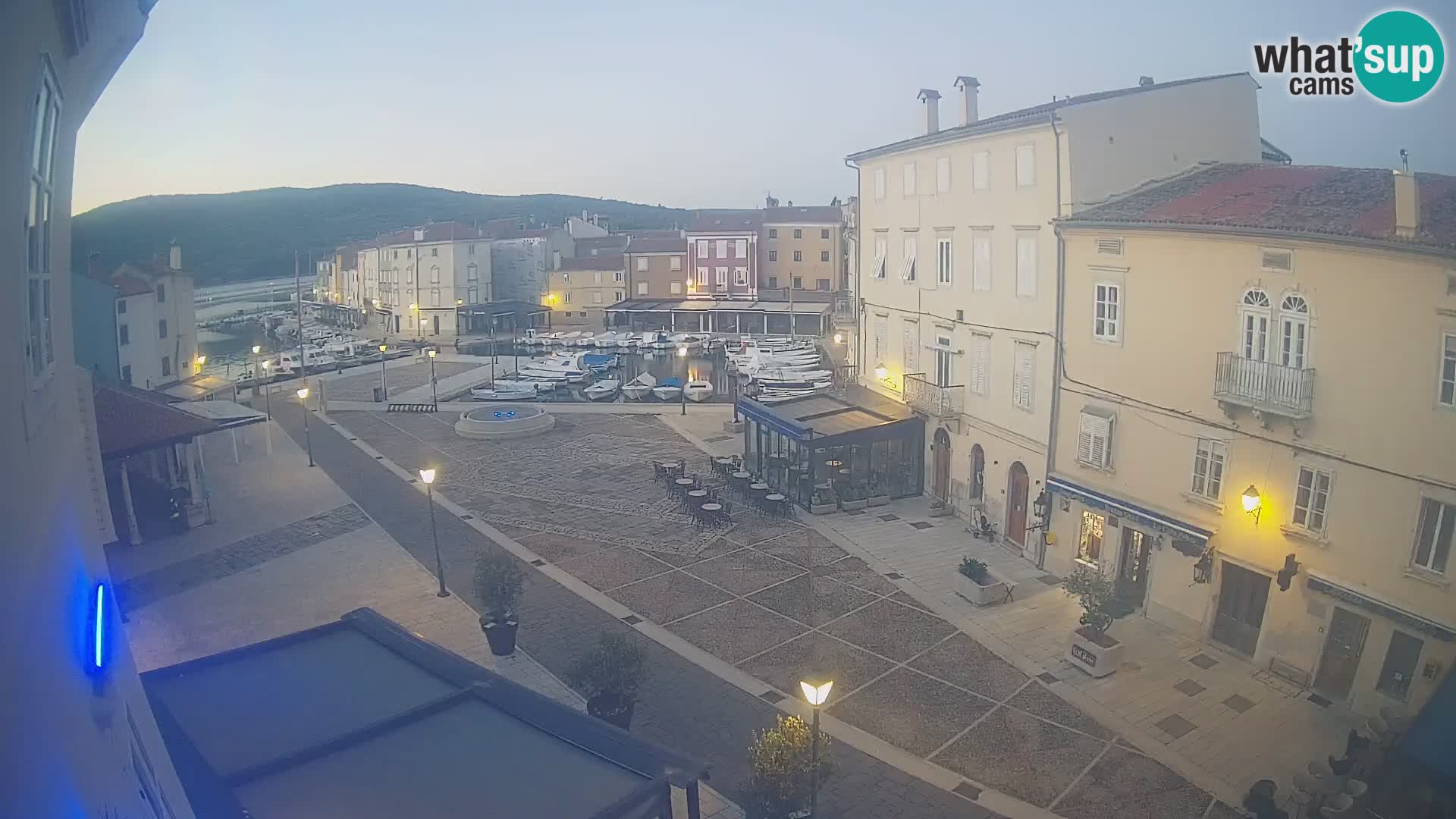 Web kamera Grad Cres – glavni trg i “mandrač” – otok Cres