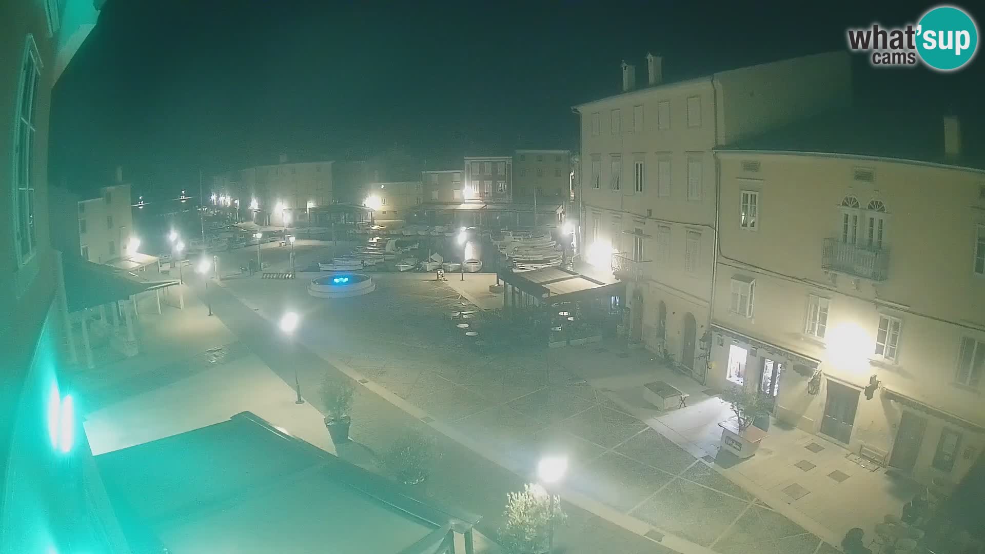 Web kamera Grad Cres – glavni trg i “mandrač” – otok Cres