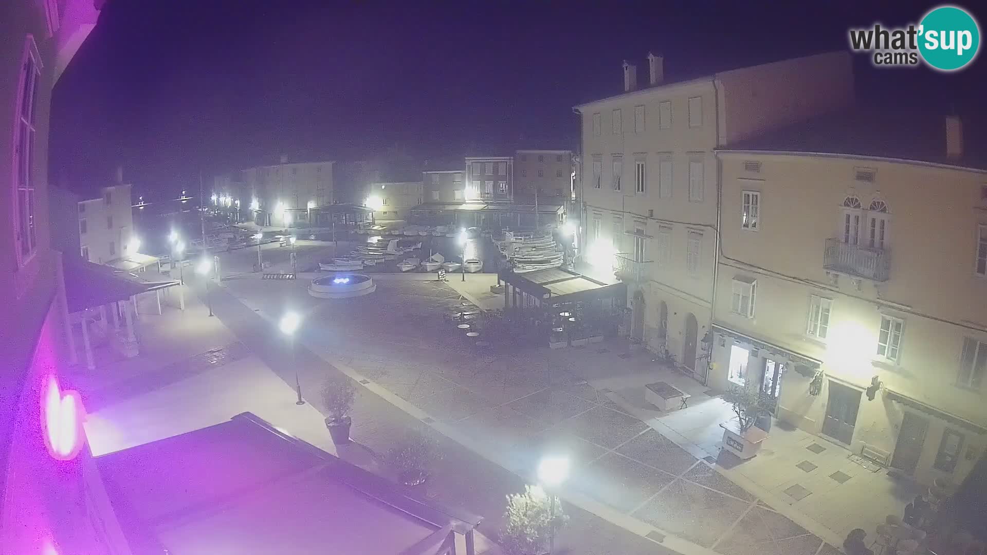 Web kamera Grad Cres – glavni trg i “mandrač” – otok Cres