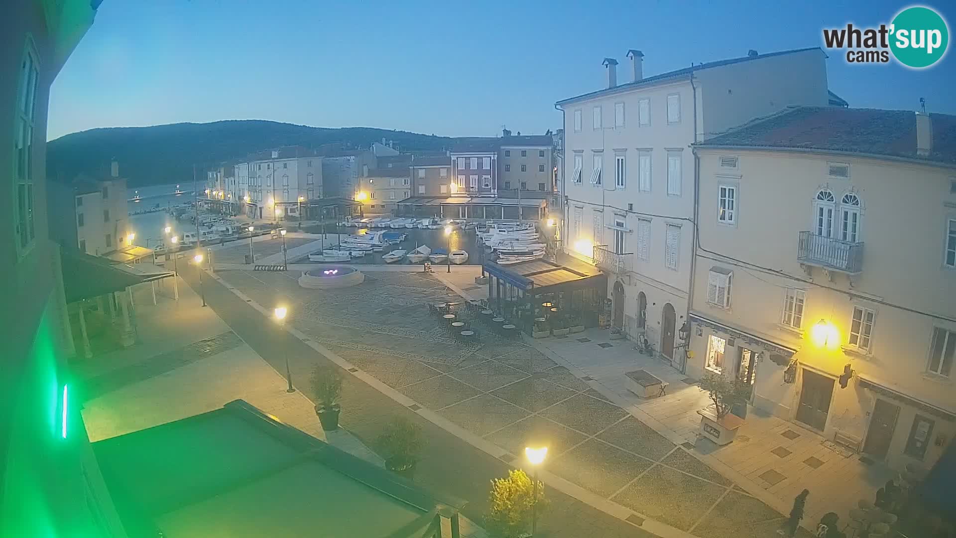 Web kamera Grad Cres – glavni trg i “mandrač” – otok Cres