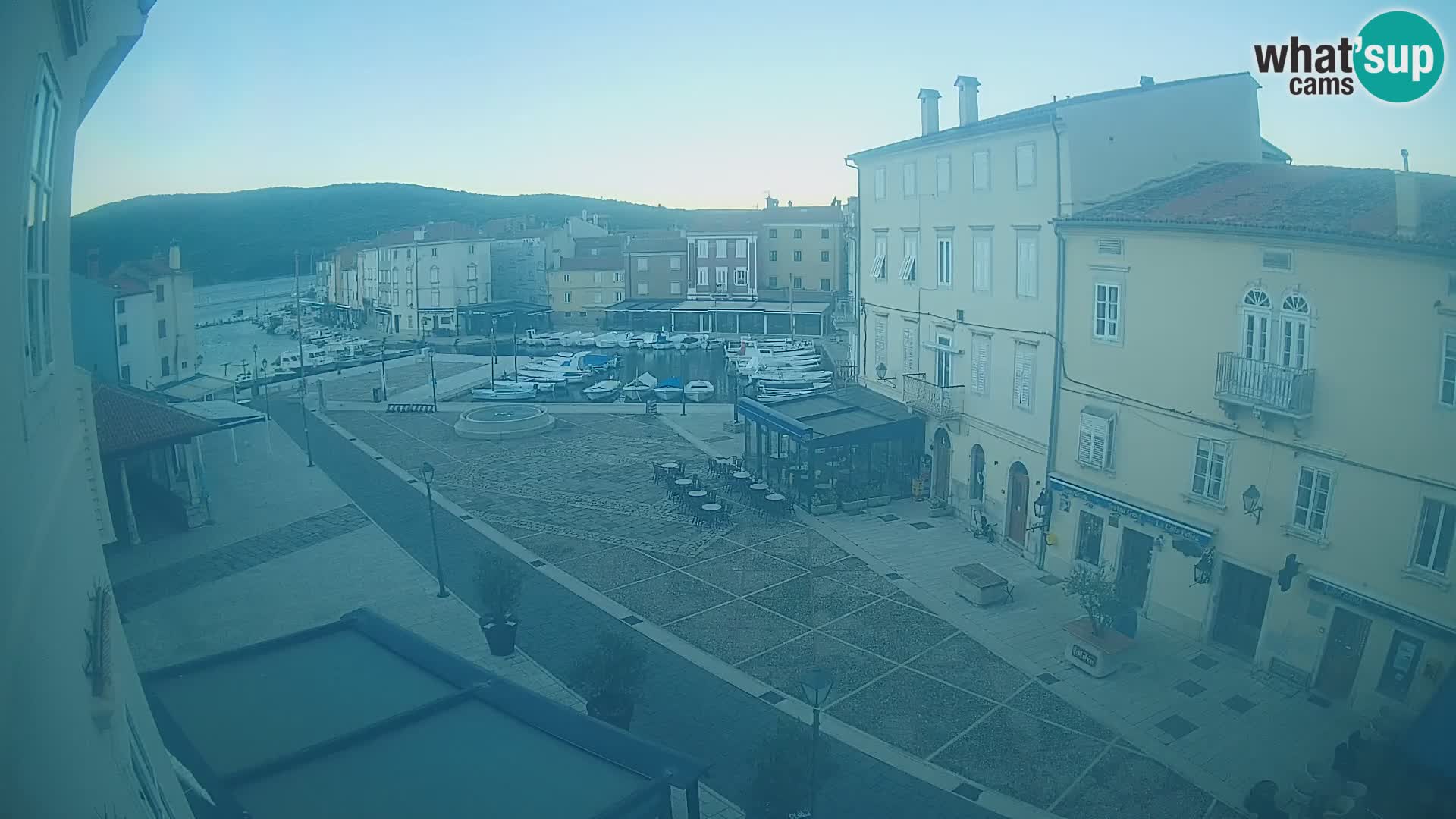 Web kamera Grad Cres – glavni trg i “mandrač” – otok Cres