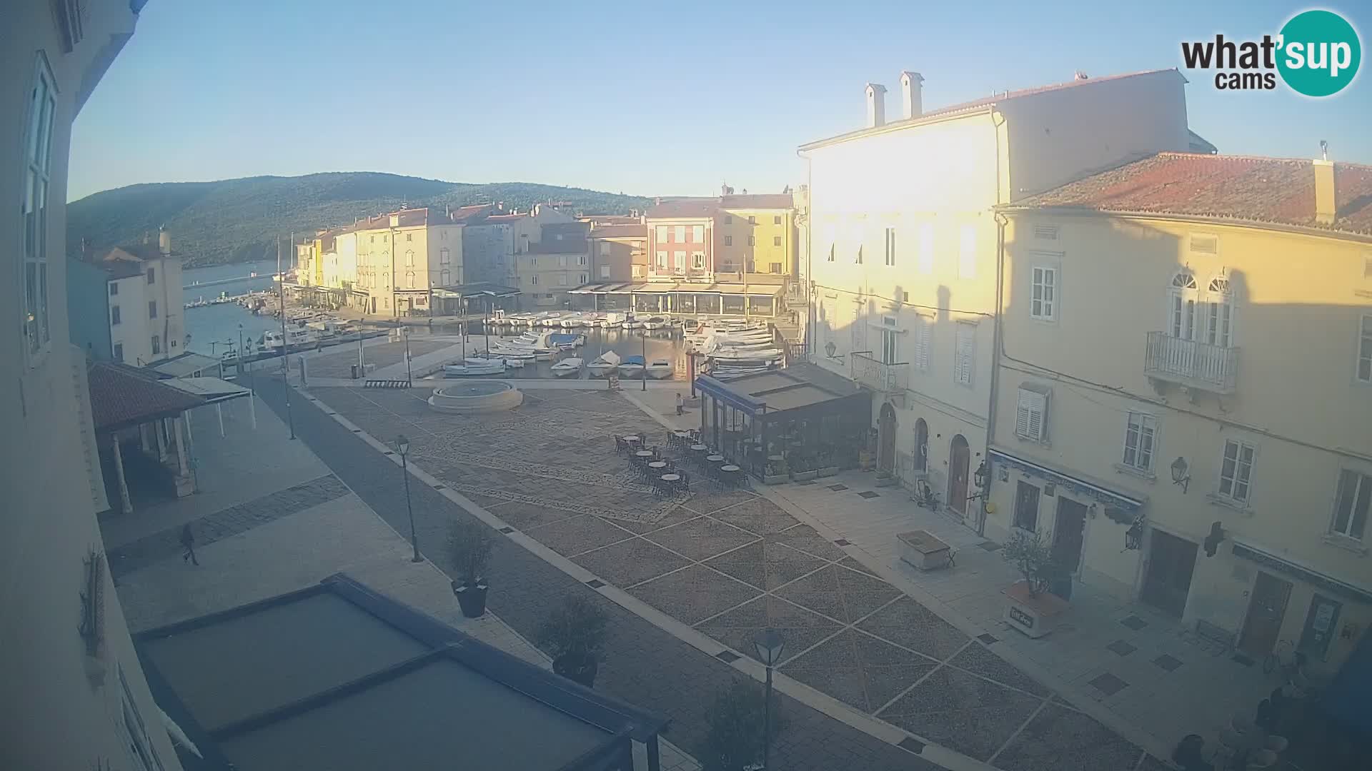 LIVE cam Cres city – place principale et “mandrač” – île de Cres – Croatie
