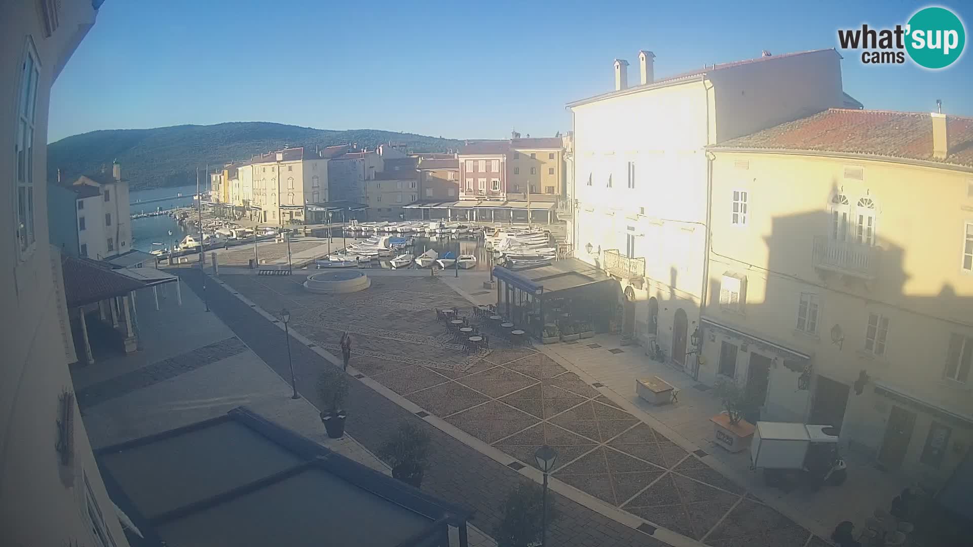LIVE cam Cres city – place principale et “mandrač” – île de Cres – Croatie