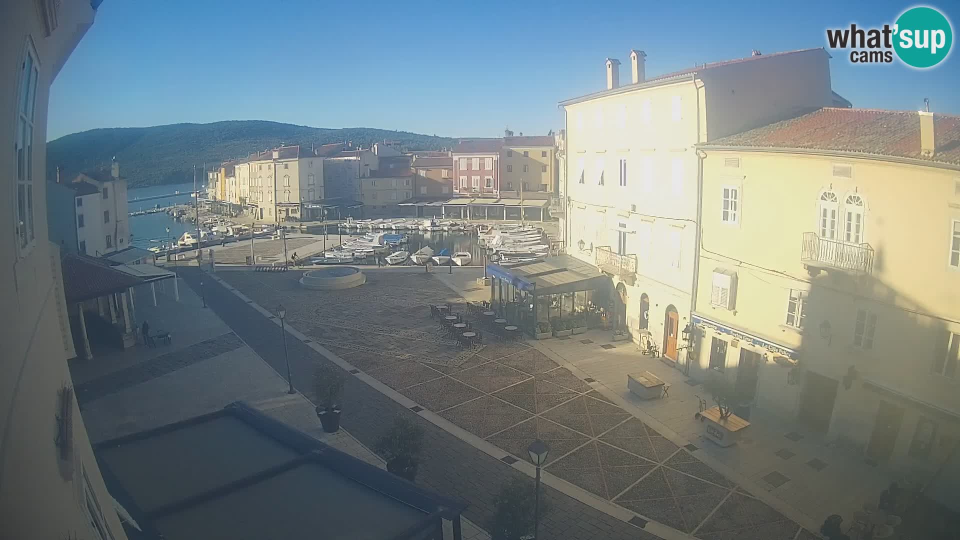 Cámara en vivo ciudad de Cres – plaza principal y “mandrač” – isla de Cres – Croacia