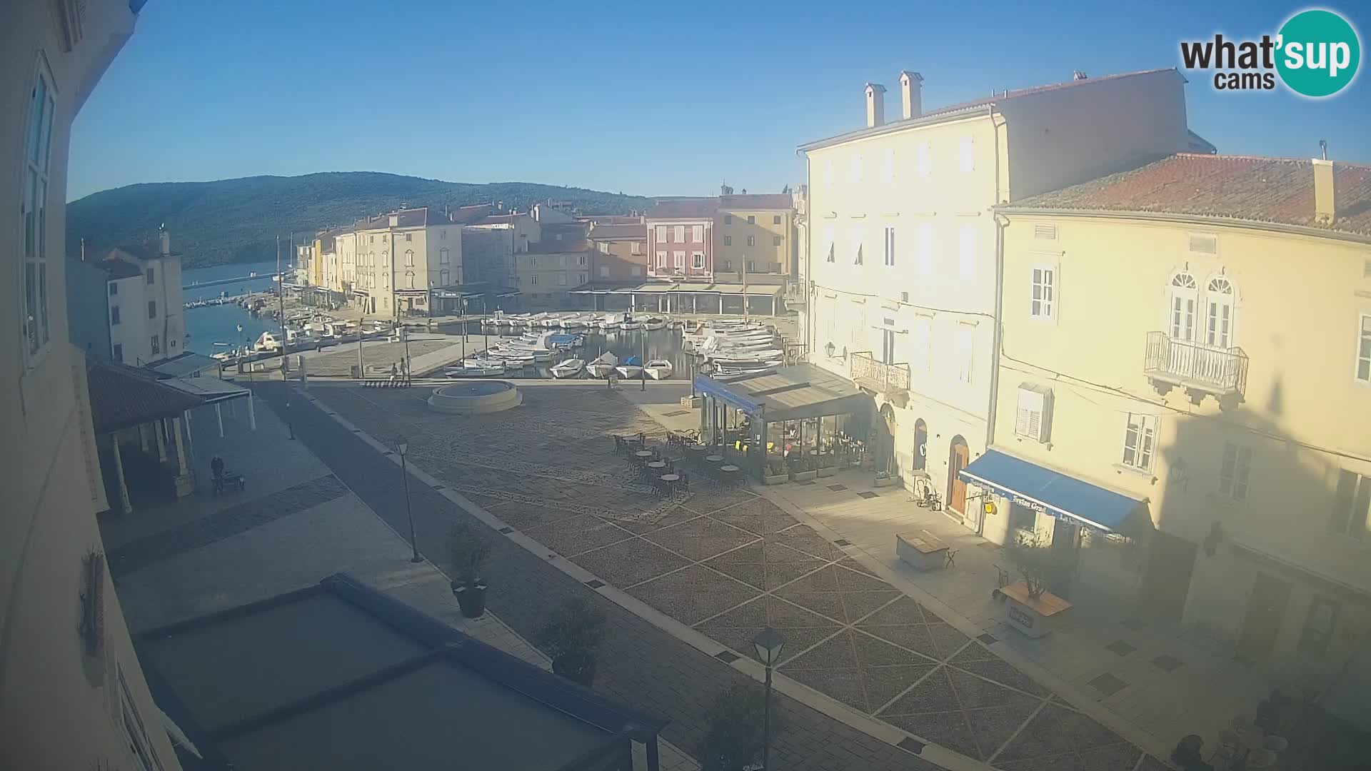 V ŽIVO spletna kamera Cres mesto – glavni trg in “mandrač” – otok Cres – Hrvaška