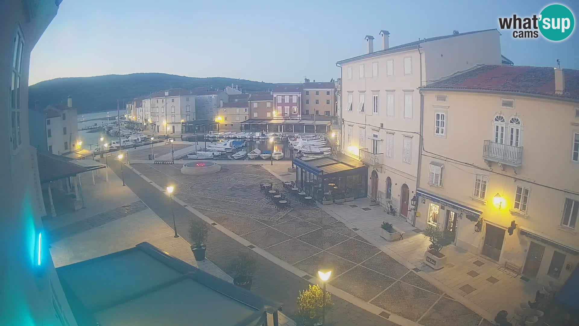 Web kamera Grad Cres – glavni trg i “mandrač” – otok Cres