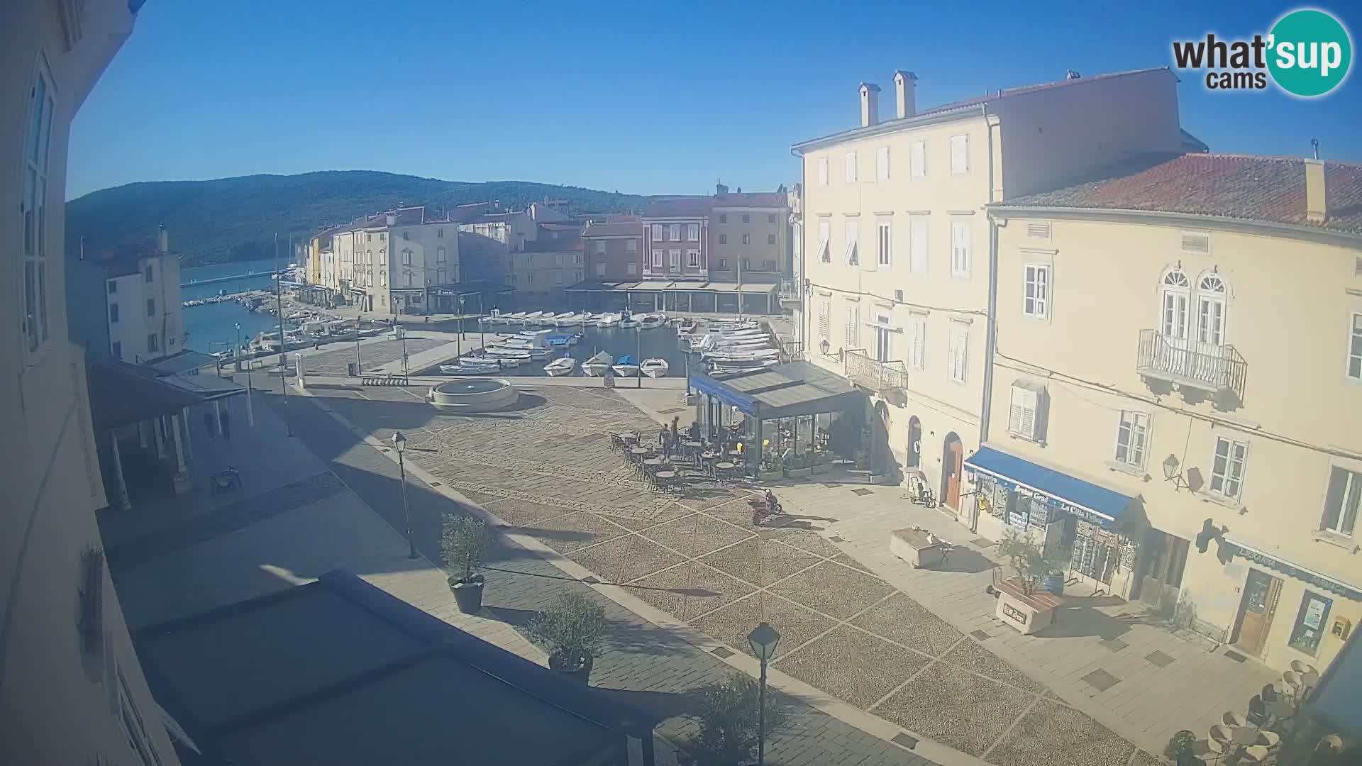 Web kamera Grad Cres – glavni trg i “mandrač” – otok Cres