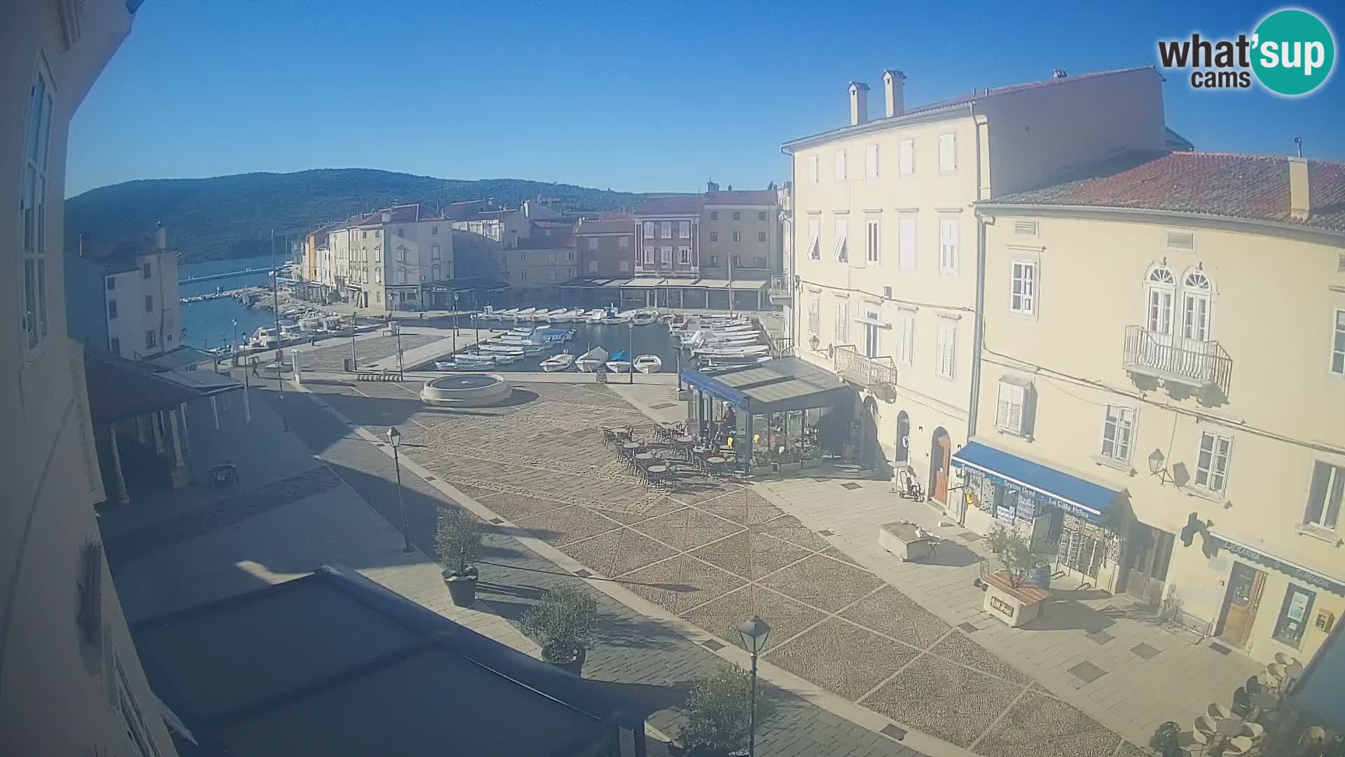 Kamera v ŽIVO Cres mesto – glavni trg in “mandrač” – otok Cres – Hrvaška
