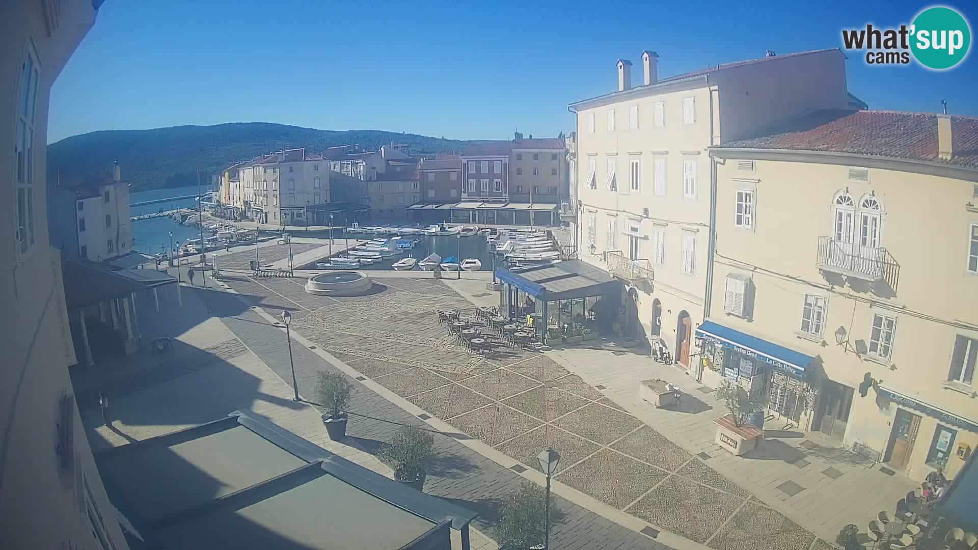 Web kamera Grad Cres – glavni trg i “mandrač” – otok Cres