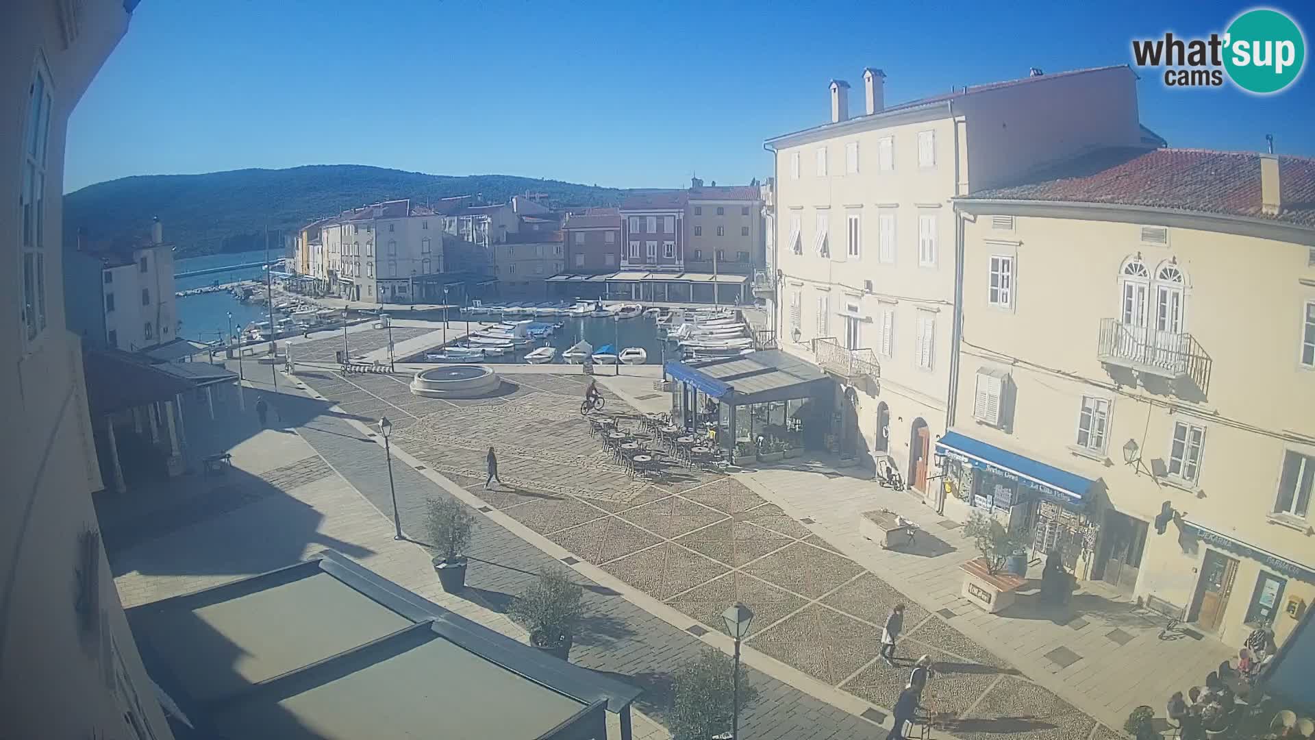 Kamera v ŽIVO Cres mesto – glavni trg in “mandrač” – otok Cres – Hrvaška
