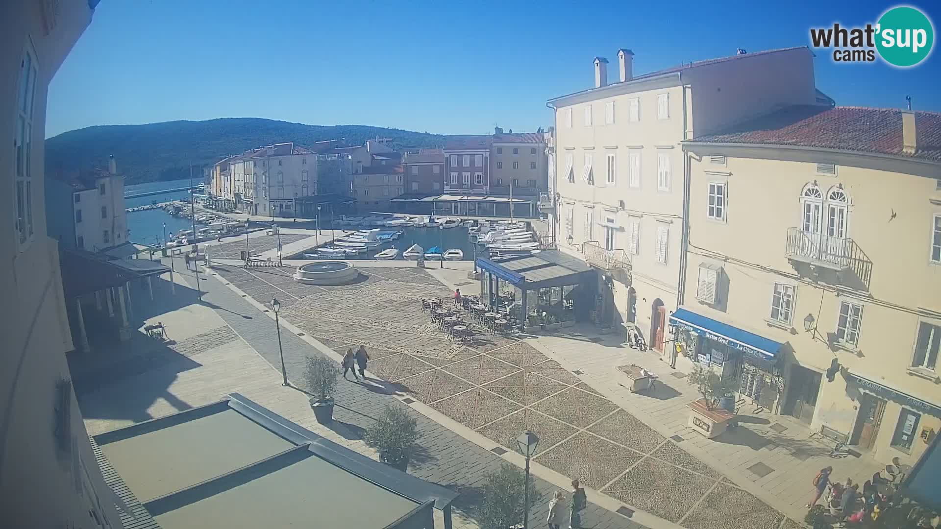 Web kamera Grad Cres – glavni trg i “mandrač” – otok Cres