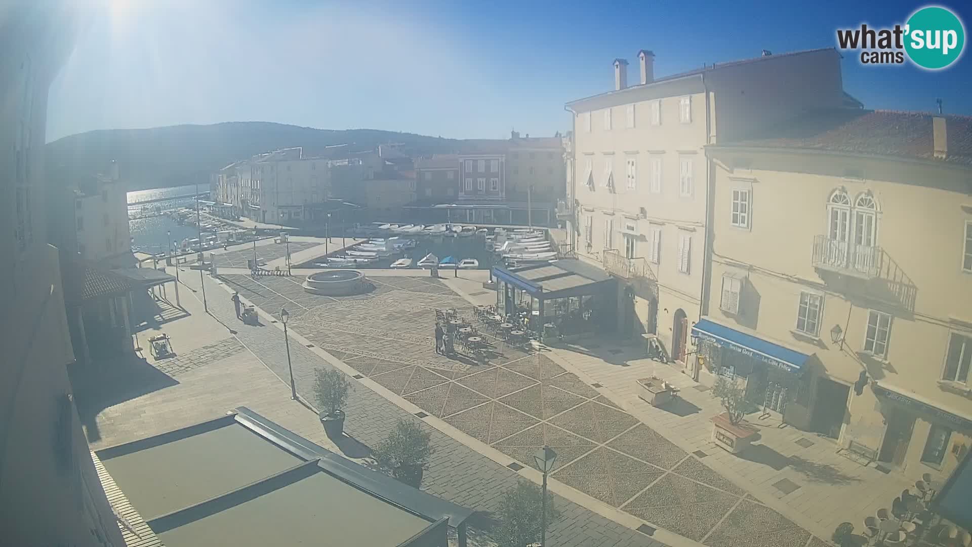 Cámara en vivo ciudad de Cres – plaza principal y “mandrač” – isla de Cres – Croacia
