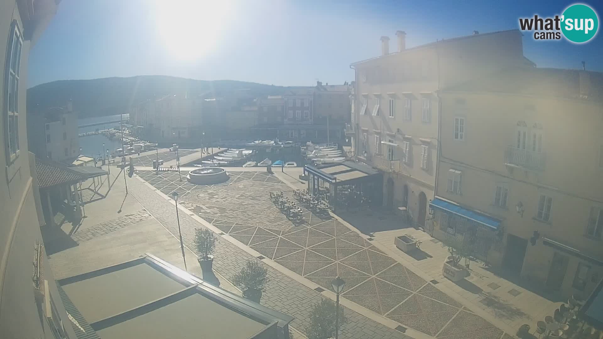 LIVE cam Cres city – place principale et “mandrač” – île de Cres – Croatie