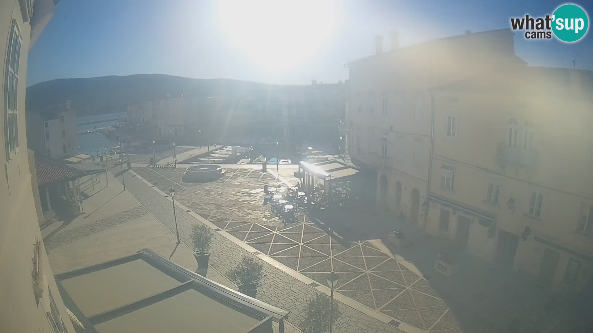 V ŽIVO spletna kamera Cres mesto – glavni trg in “mandrač” – otok Cres – Hrvaška