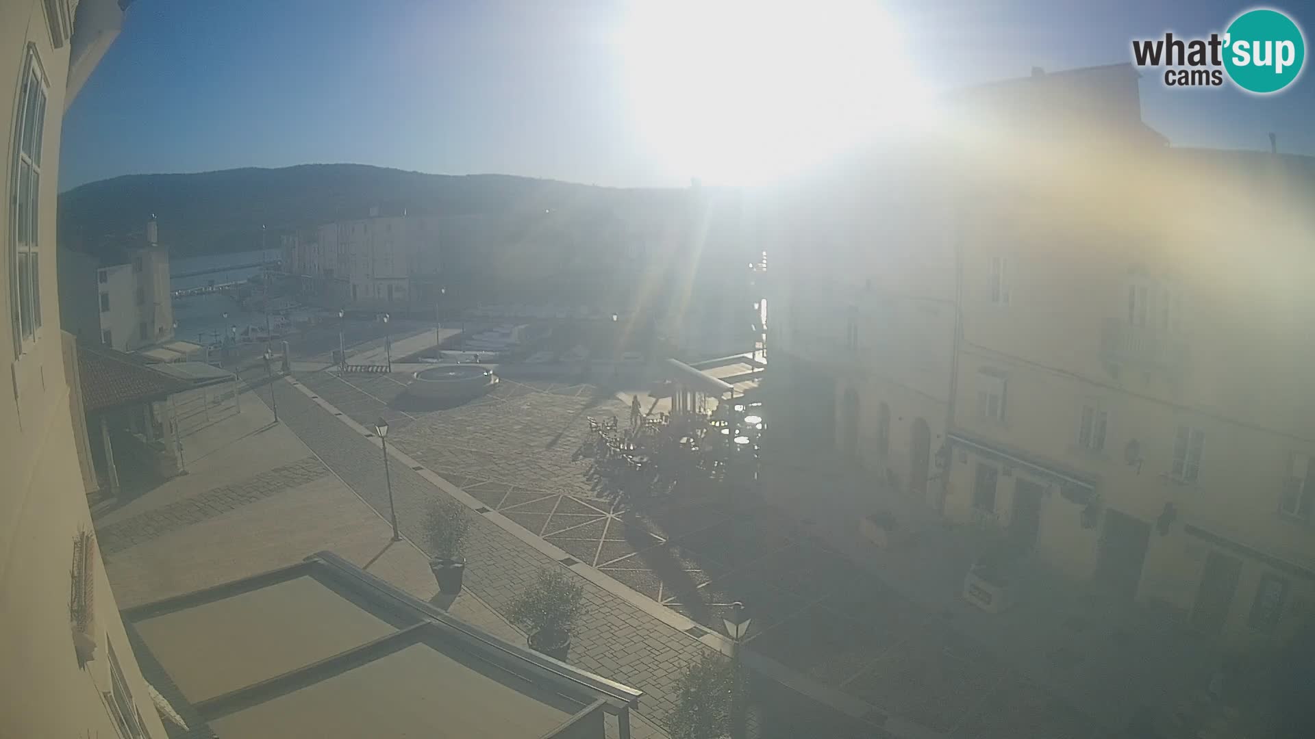 V ŽIVO spletna kamera Cres mesto – glavni trg in “mandrač” – otok Cres – Hrvaška