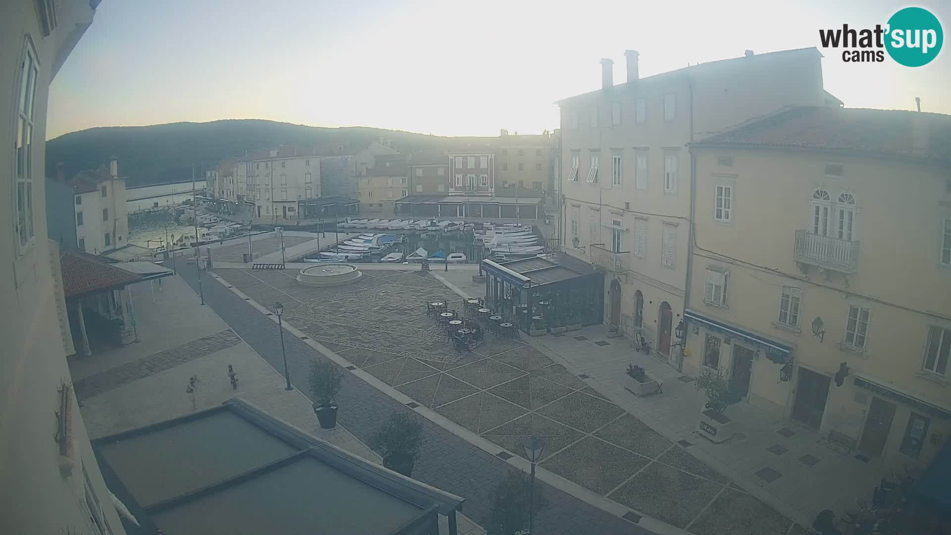 LIVE cam Cres city – place principale et “mandrač” – île de Cres – Croatie