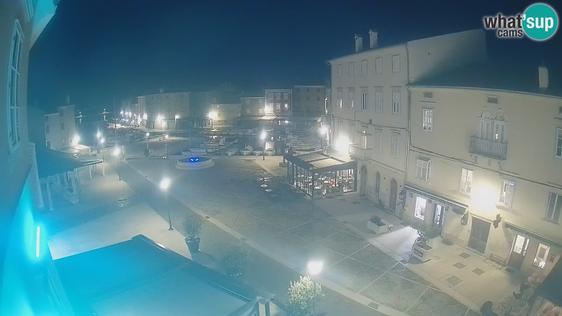 V ŽIVO spletna kamera Cres mesto – glavni trg in “mandrač” – otok Cres – Hrvaška