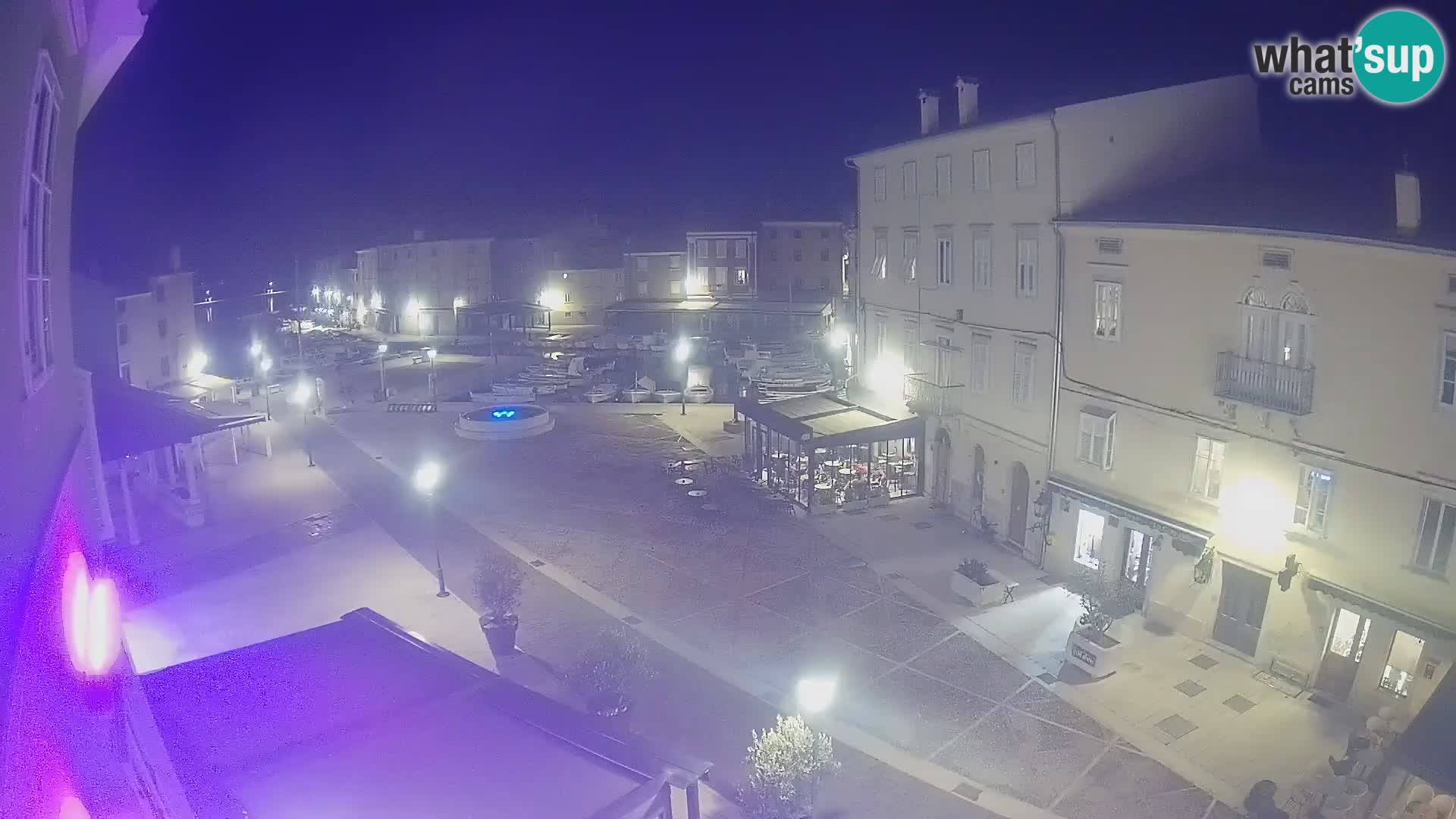 Web kamera Grad Cres – glavni trg i “mandrač” – otok Cres