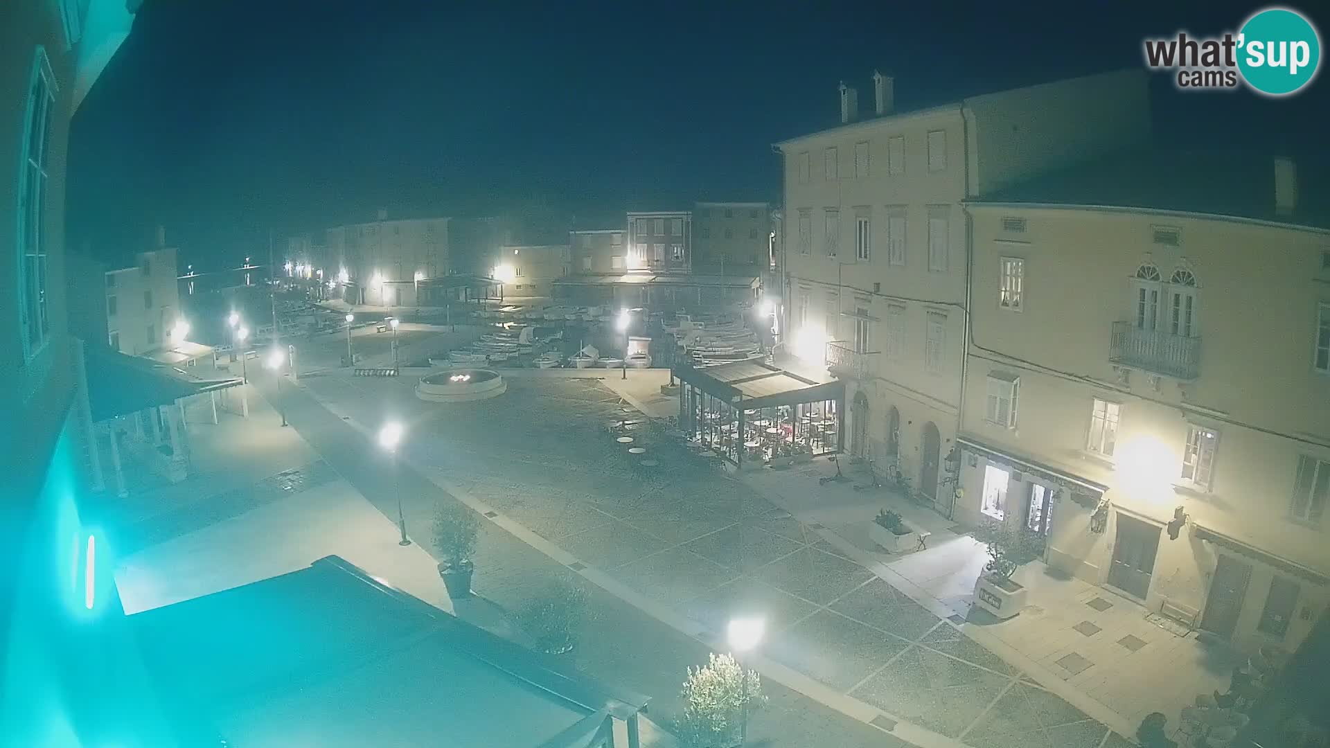 Web kamera Grad Cres – glavni trg i “mandrač” – otok Cres