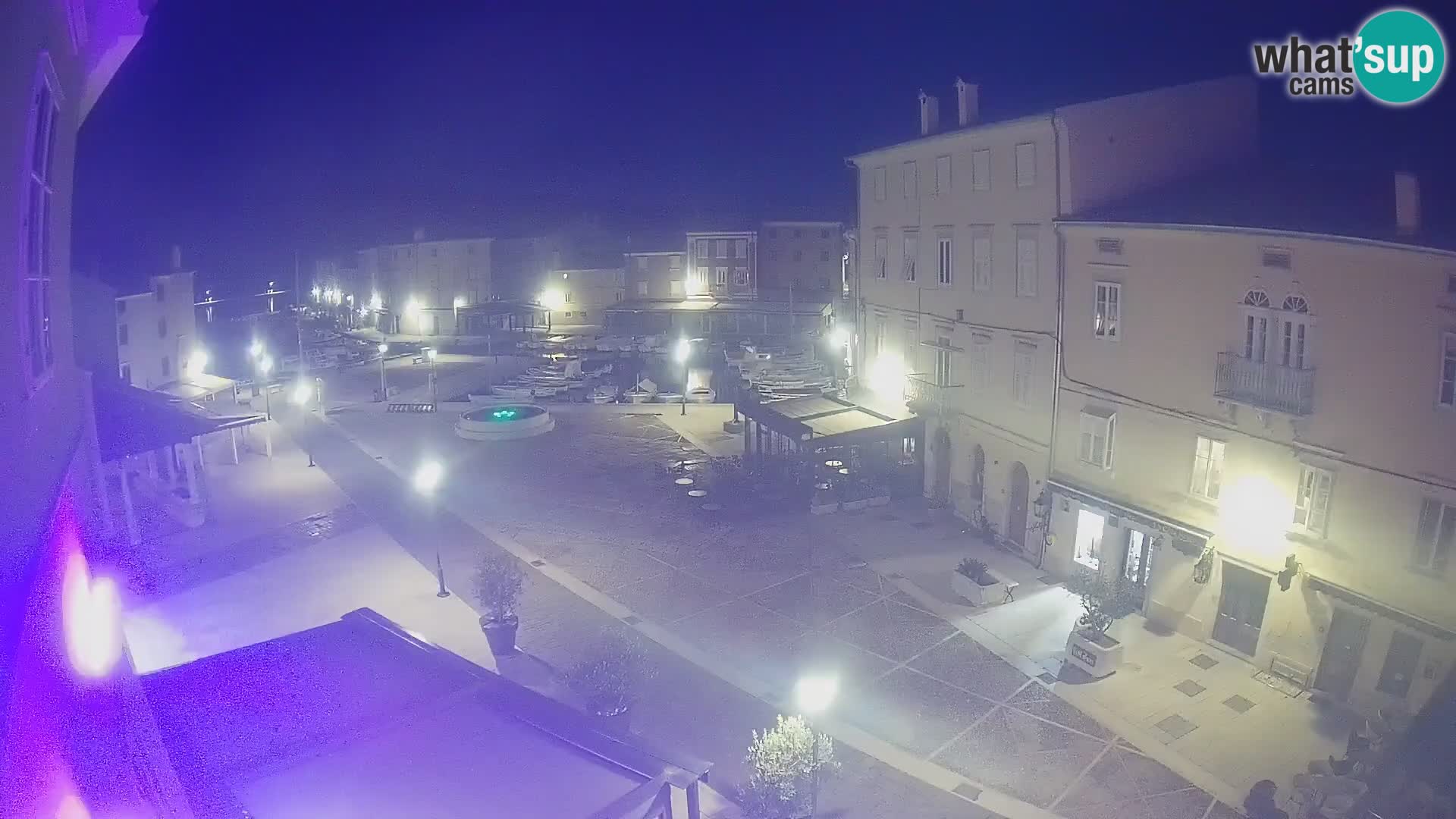 V ŽIVO spletna kamera Cres mesto – glavni trg in “mandrač” – otok Cres – Hrvaška