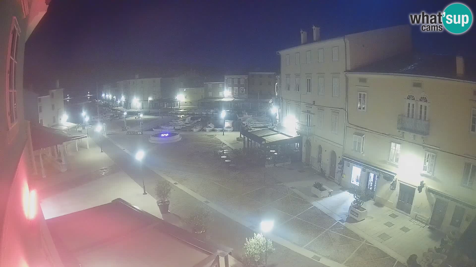 V ŽIVO spletna kamera Cres mesto – glavni trg in “mandrač” – otok Cres – Hrvaška