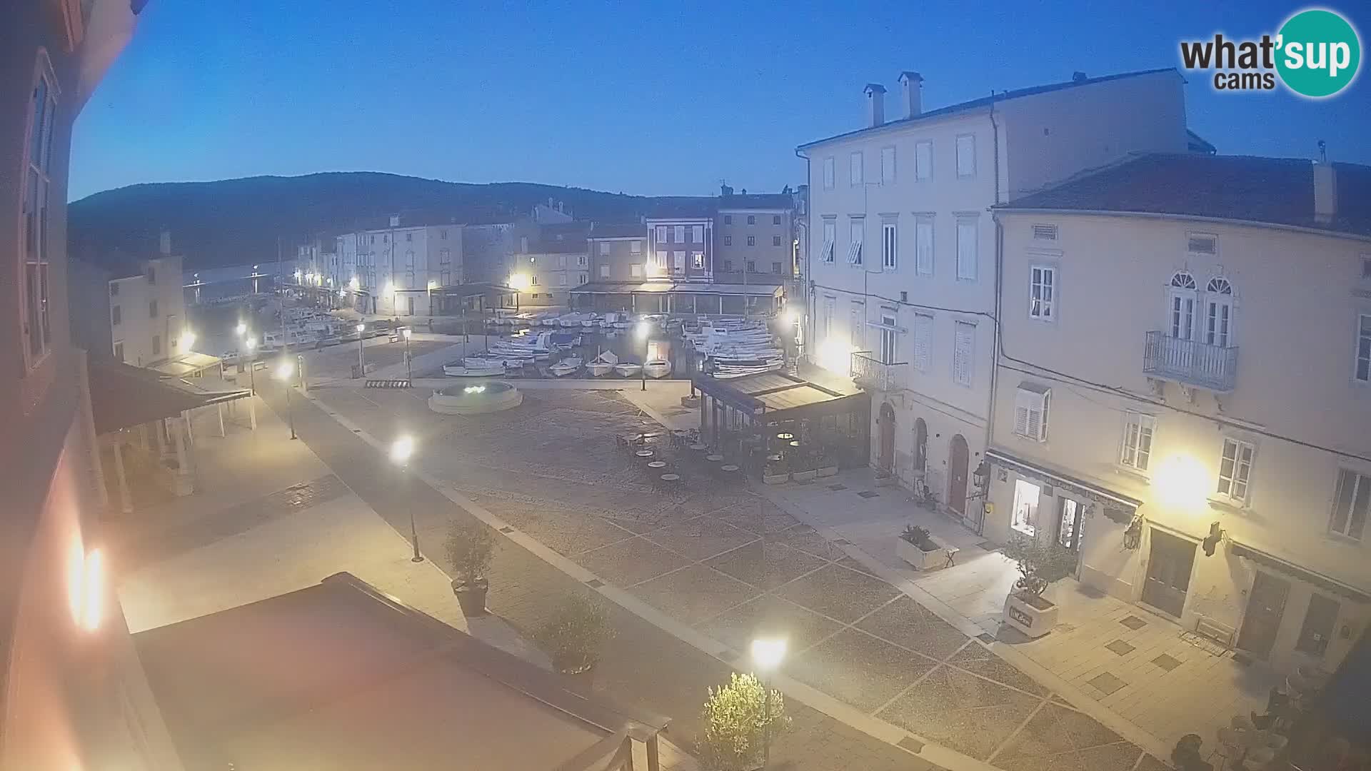 V ŽIVO spletna kamera Cres mesto – glavni trg in “mandrač” – otok Cres – Hrvaška