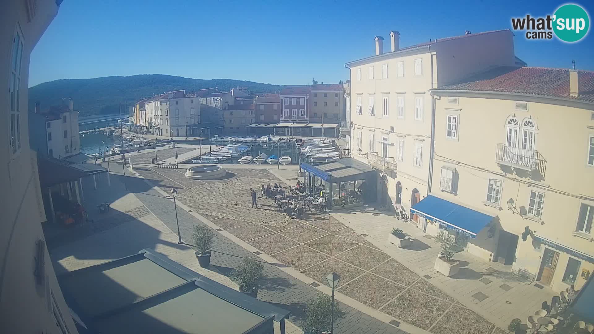 LIVE cam Cres city – place principale et “mandrač” – île de Cres – Croatie