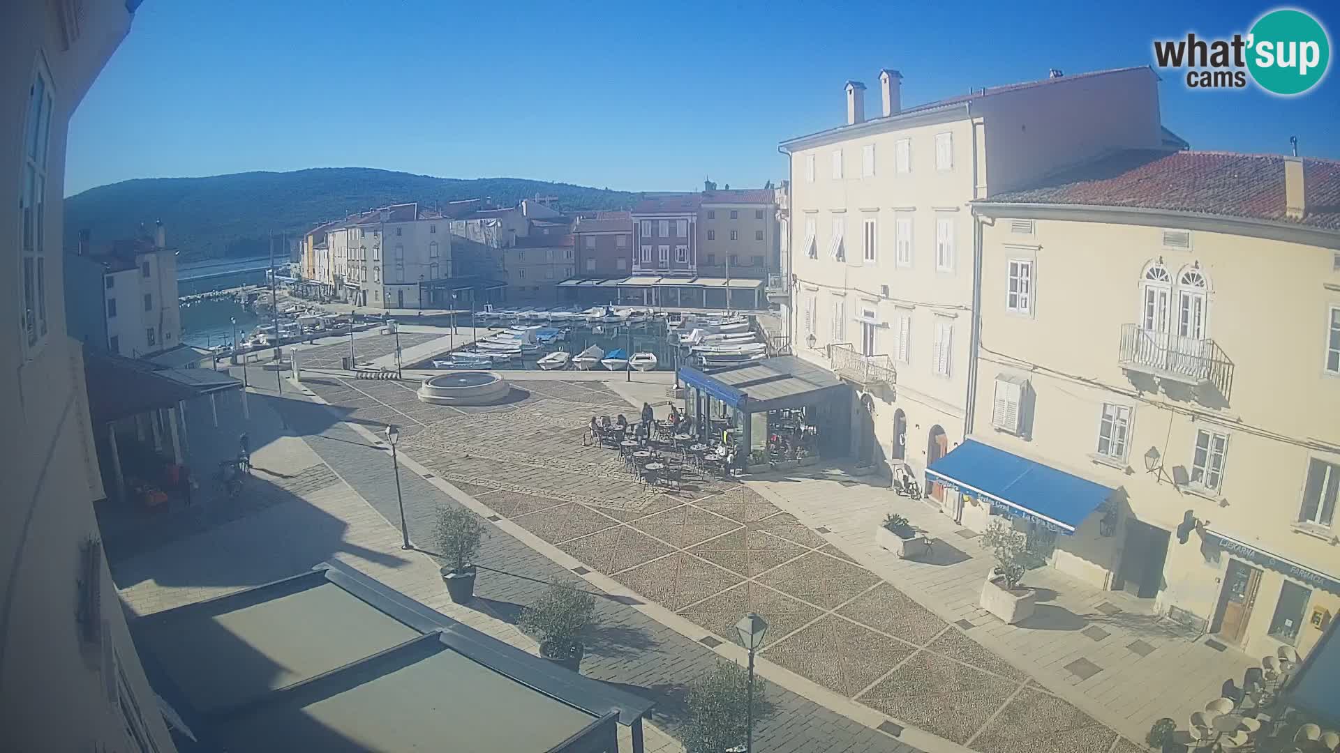 Cámara en vivo ciudad de Cres – plaza principal y “mandrač” – isla de Cres – Croacia