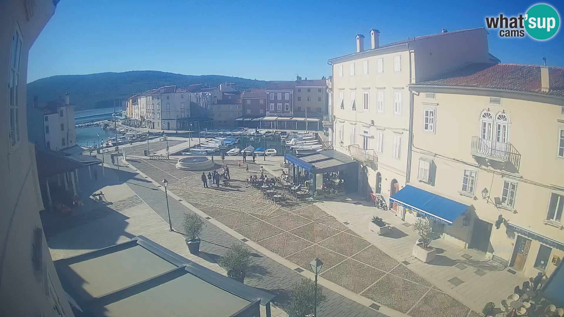 Web kamera Grad Cres – glavni trg i “mandrač” – otok Cres