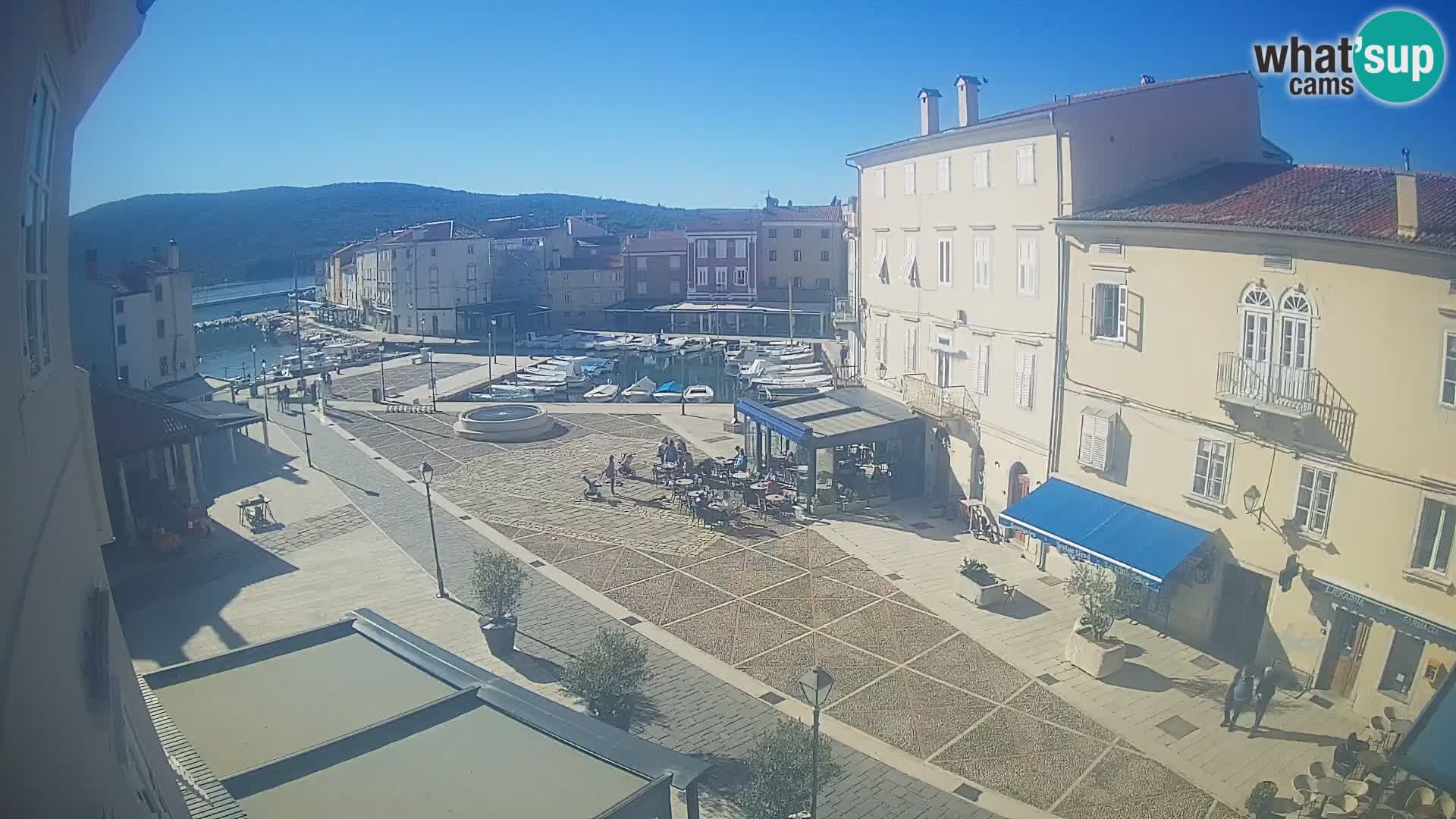 Web kamera Grad Cres – glavni trg i “mandrač” – otok Cres