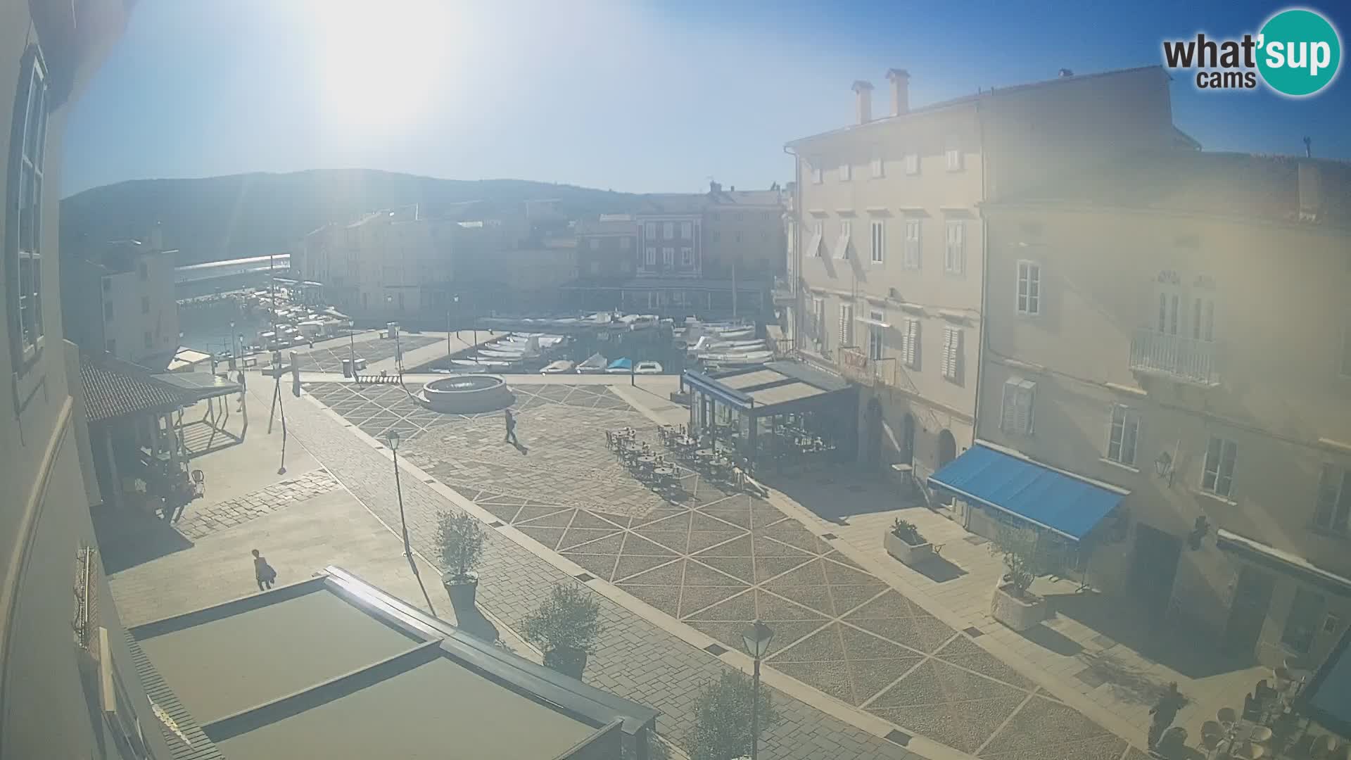 Cámara en vivo ciudad de Cres – plaza principal y “mandrač” – isla de Cres – Croacia