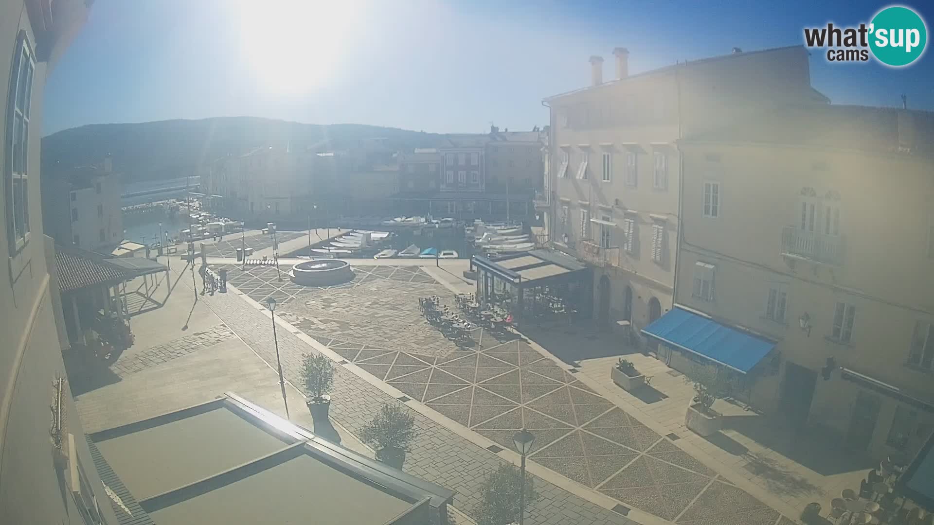 Cámara en vivo ciudad de Cres – plaza principal y “mandrač” – isla de Cres – Croacia