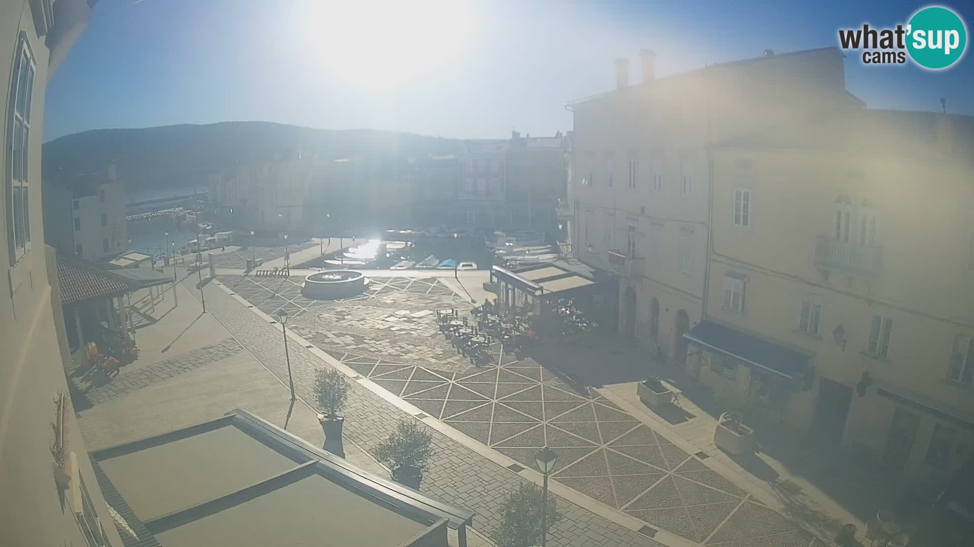 Web kamera Grad Cres – glavni trg i “mandrač” – otok Cres