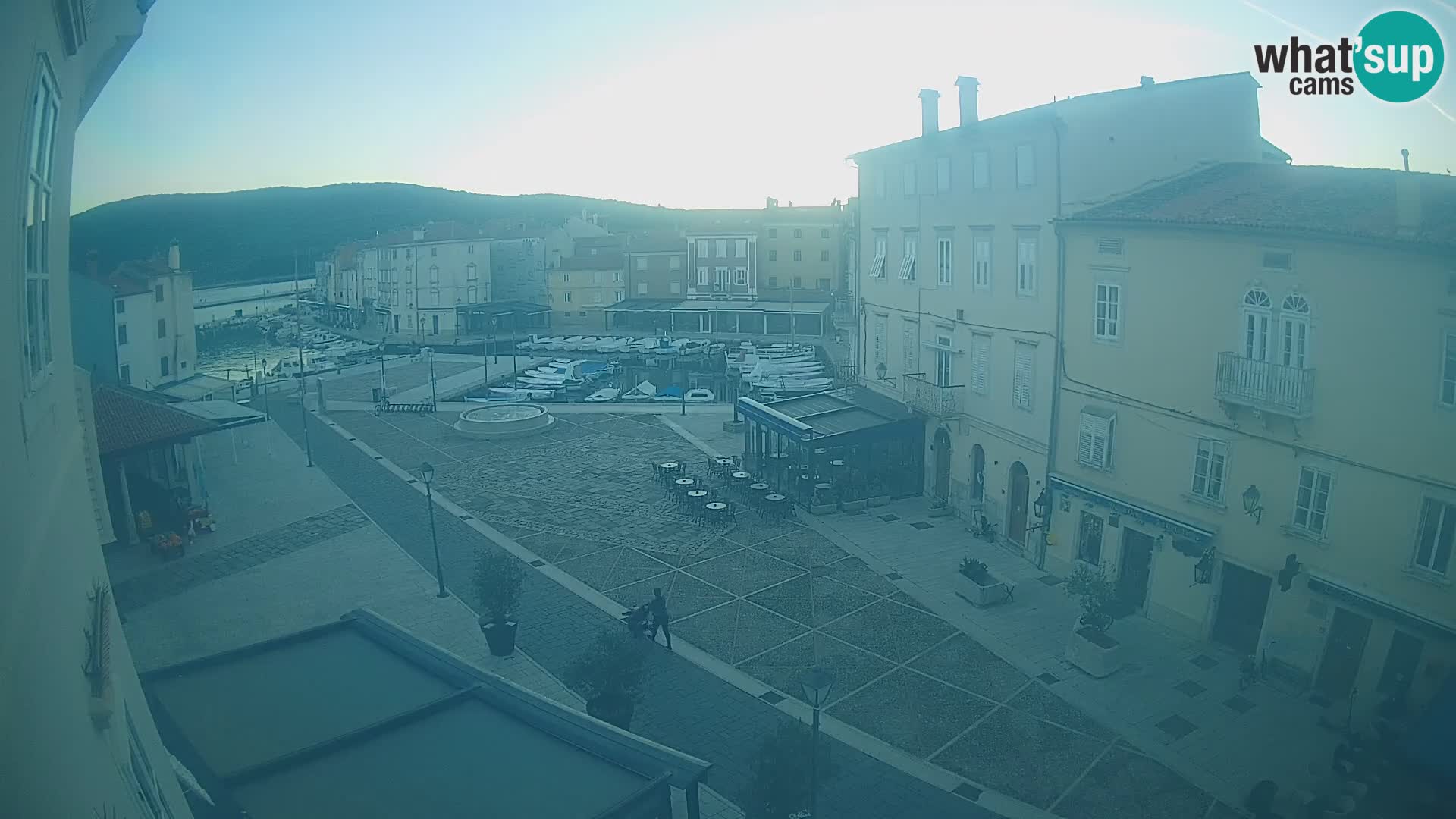 Cámara en vivo ciudad de Cres – plaza principal y “mandrač” – isla de Cres – Croacia