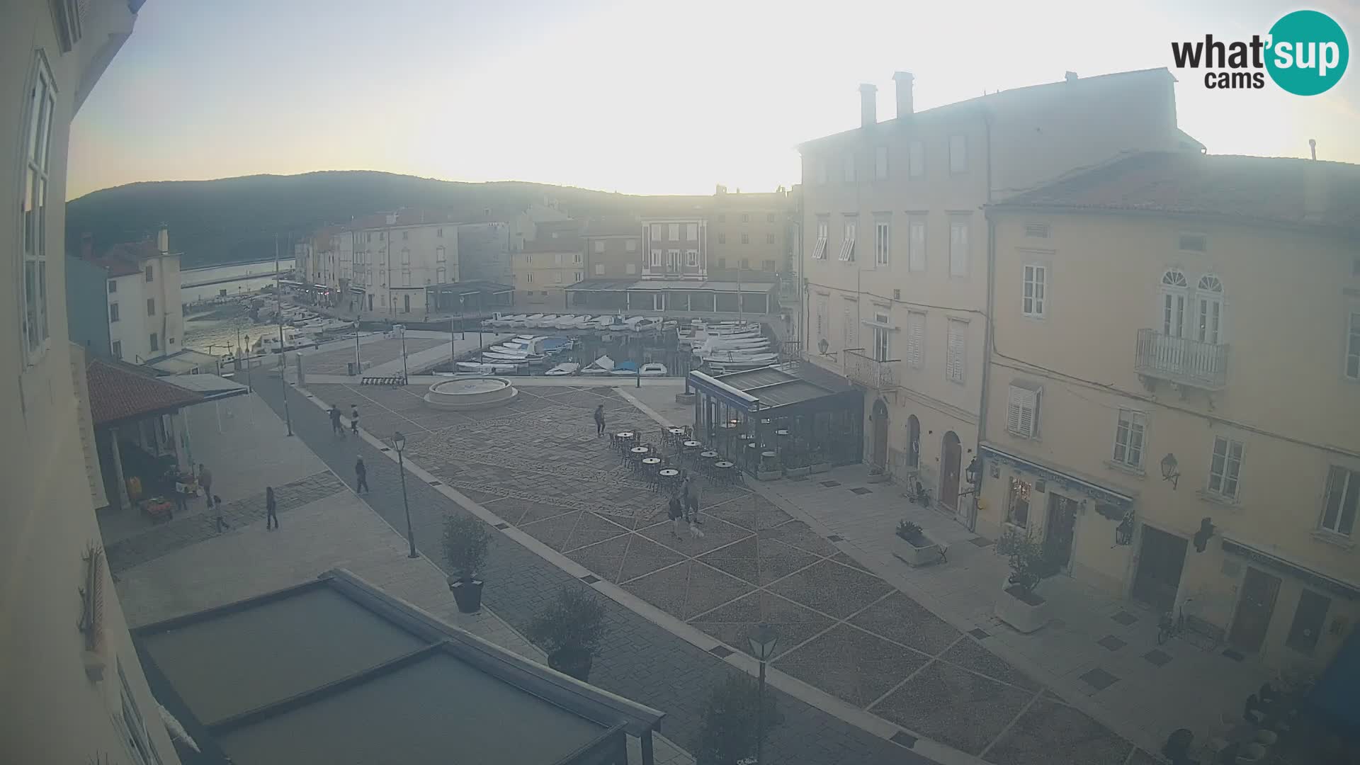 V ŽIVO spletna kamera Cres mesto – glavni trg in “mandrač” – otok Cres – Hrvaška