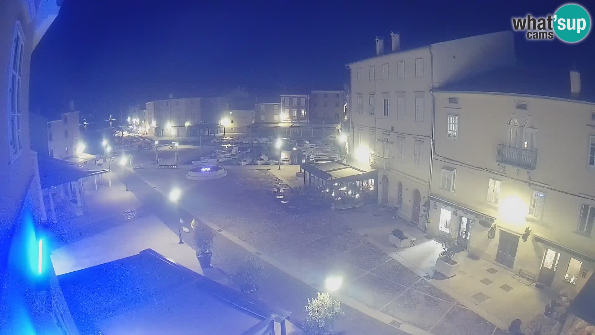 V ŽIVO spletna kamera Cres mesto – glavni trg in “mandrač” – otok Cres – Hrvaška