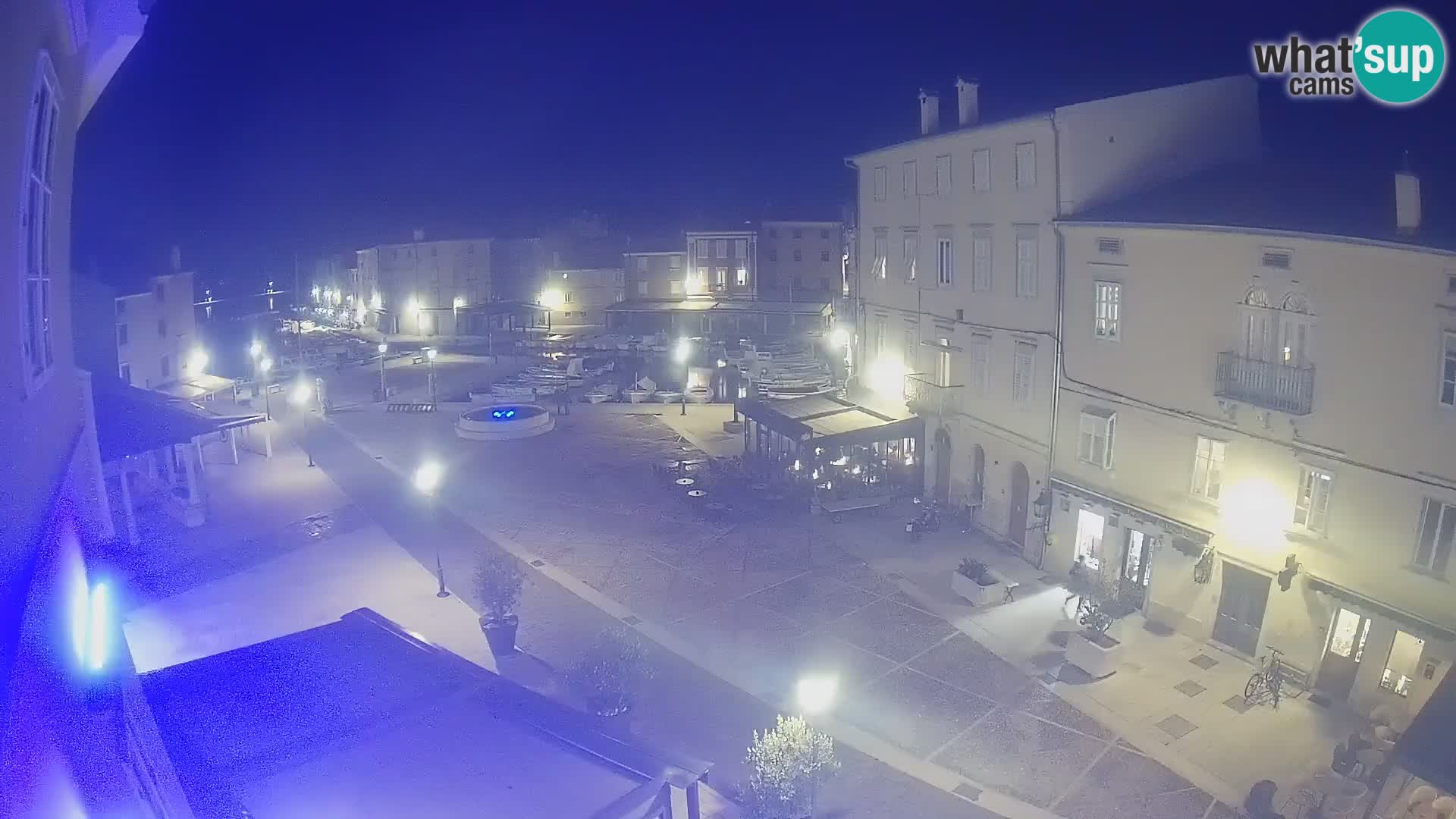 Web kamera Grad Cres – glavni trg i “mandrač” – otok Cres