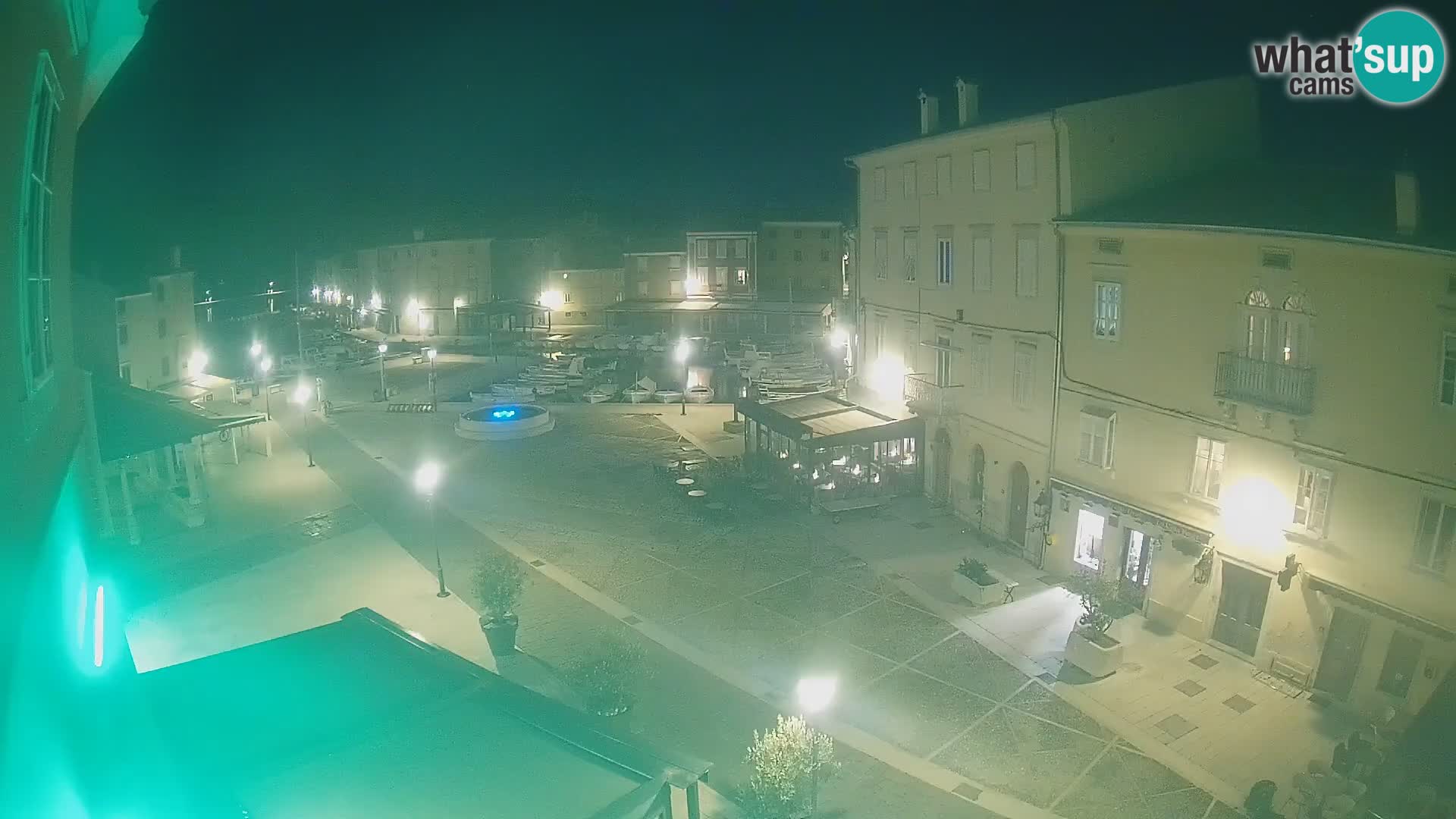 Web kamera Grad Cres – glavni trg i “mandrač” – otok Cres